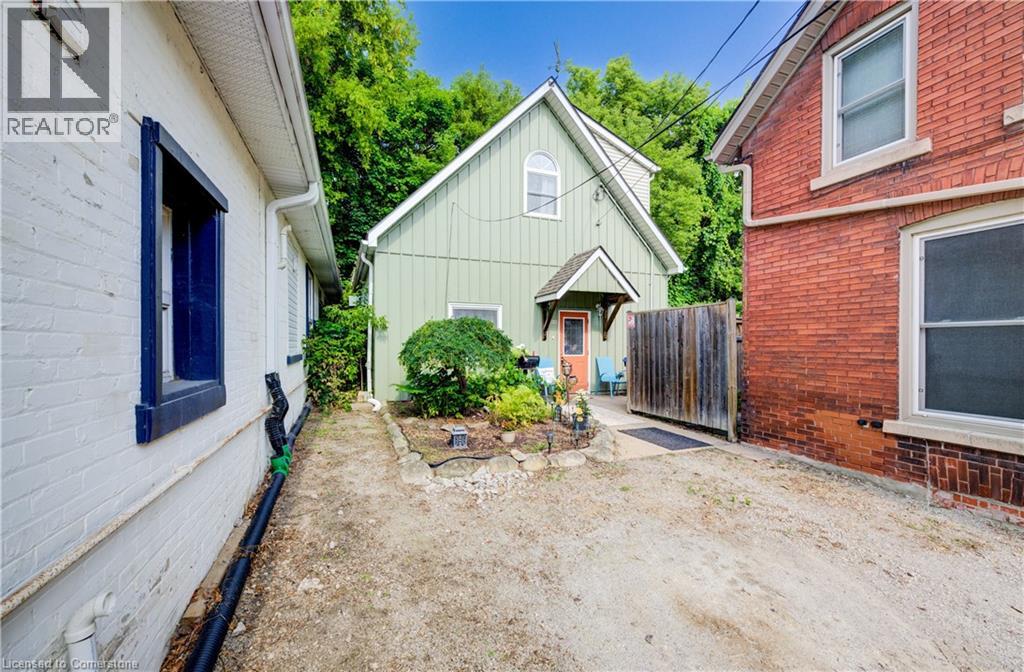 110 SURREY Street E