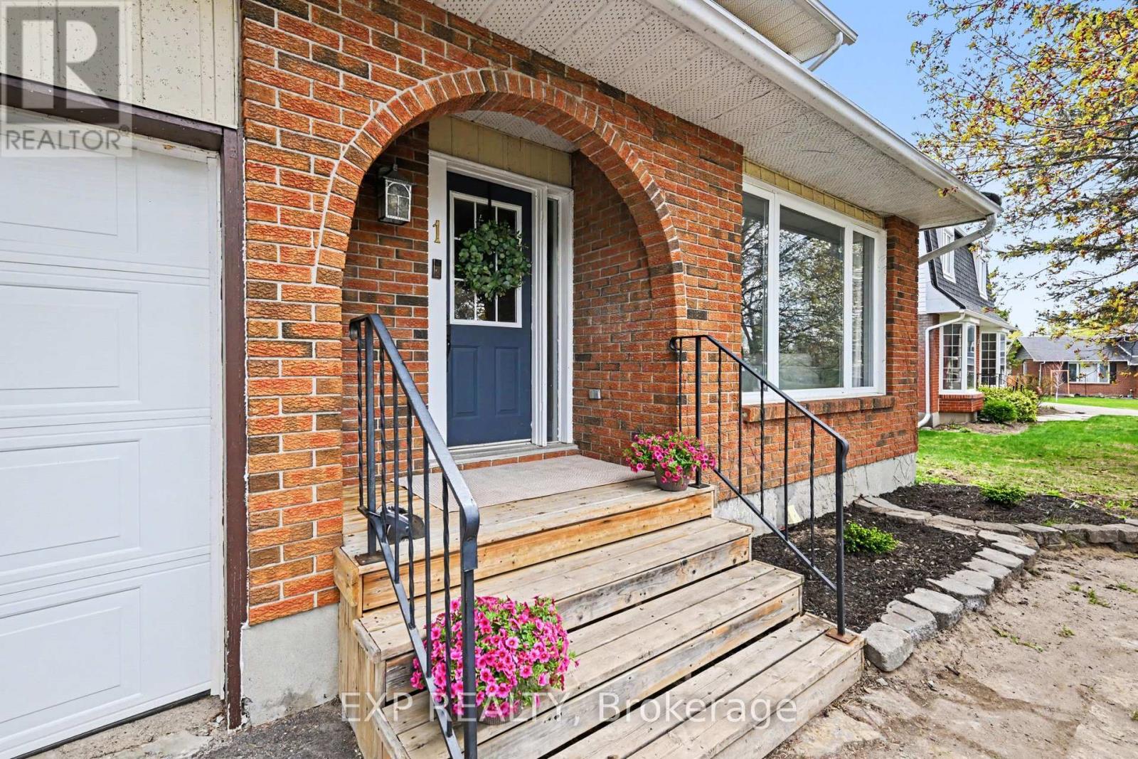 1 LAURA CRESCENT