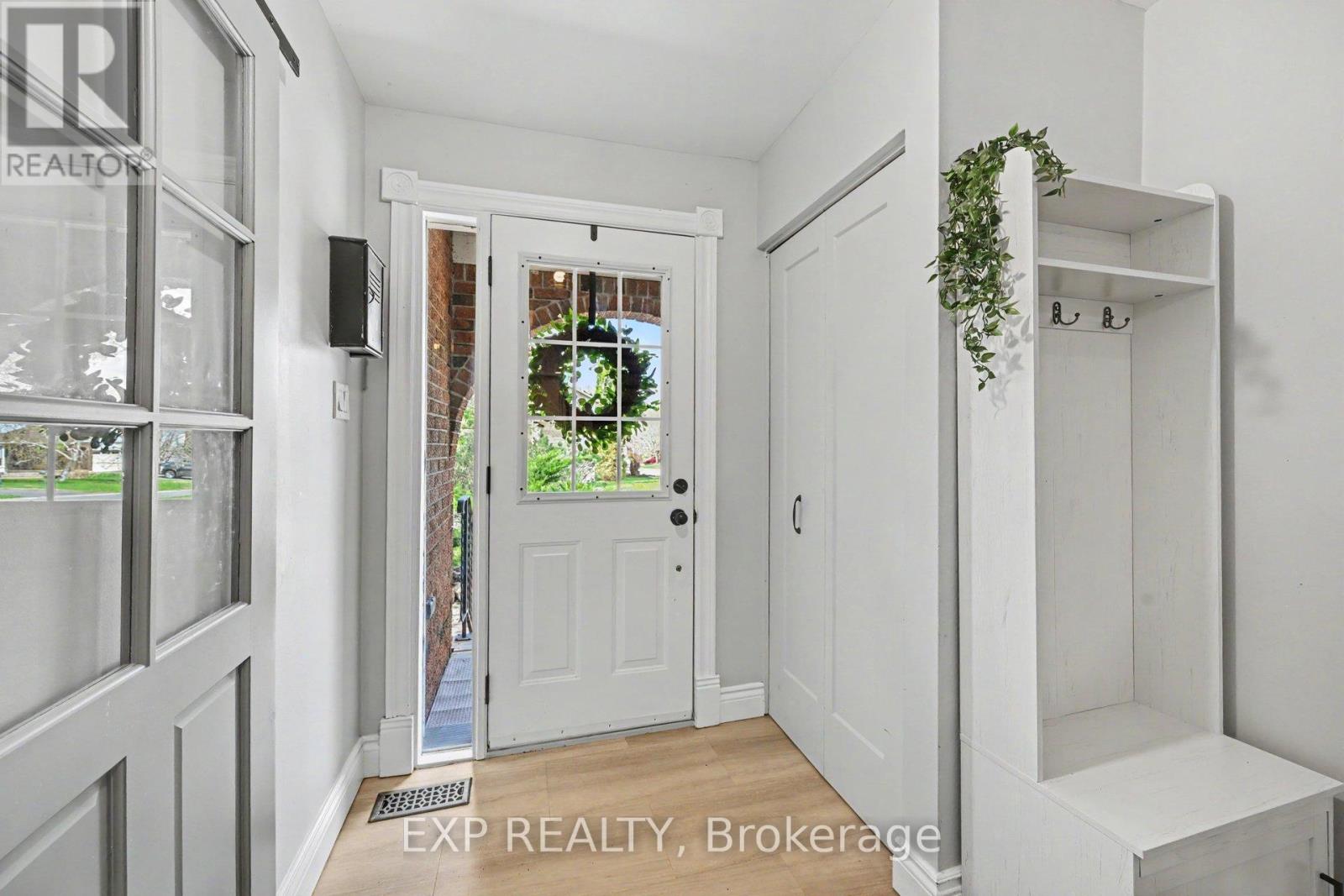 1 LAURA CRESCENT
