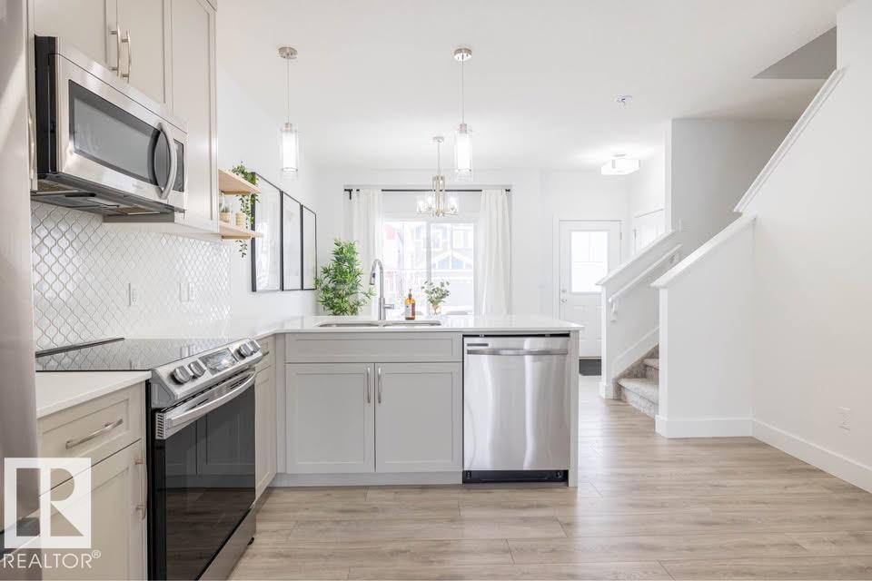 16638 31 AV SW