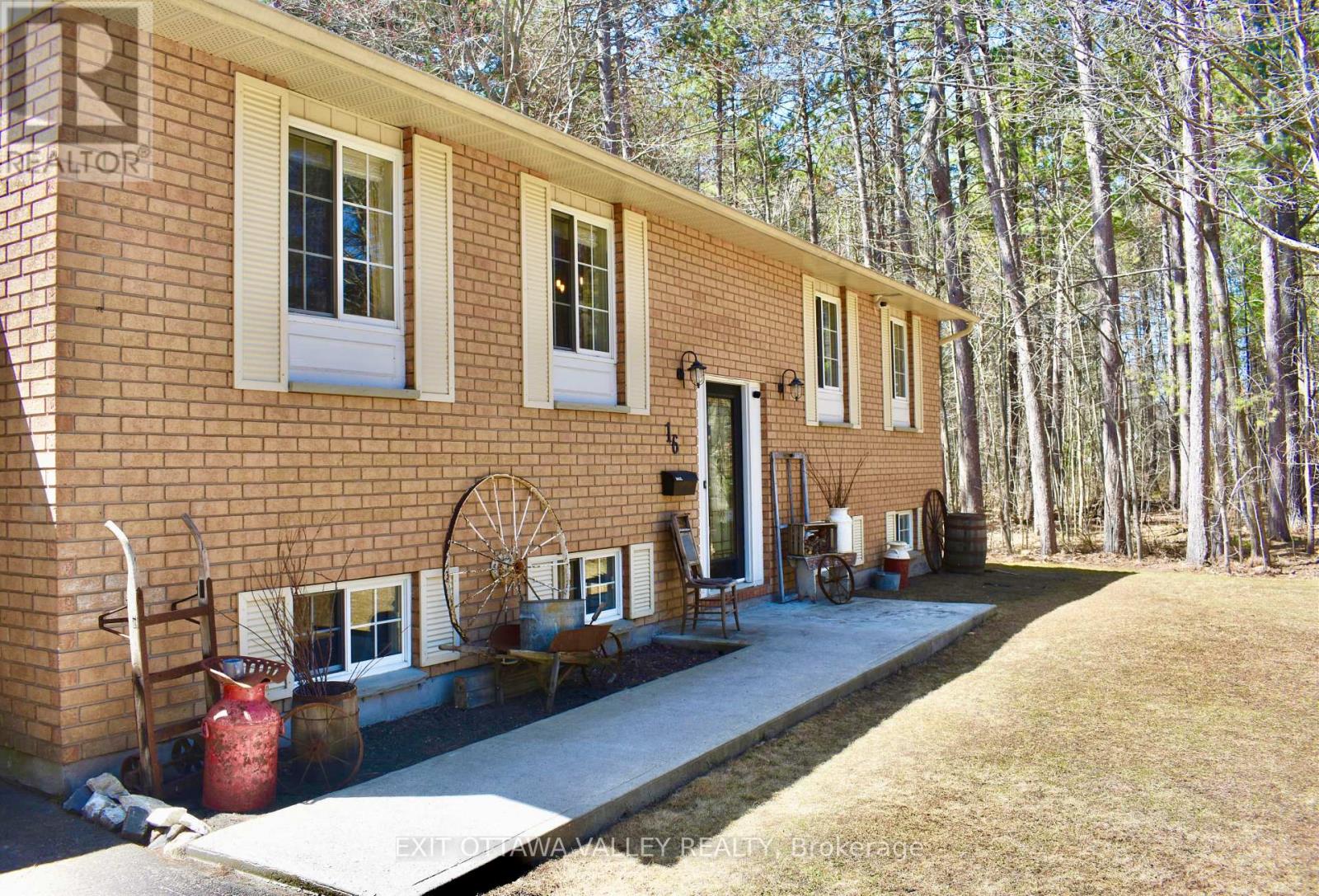 16 HERITAGE DRIVE - Photo 3