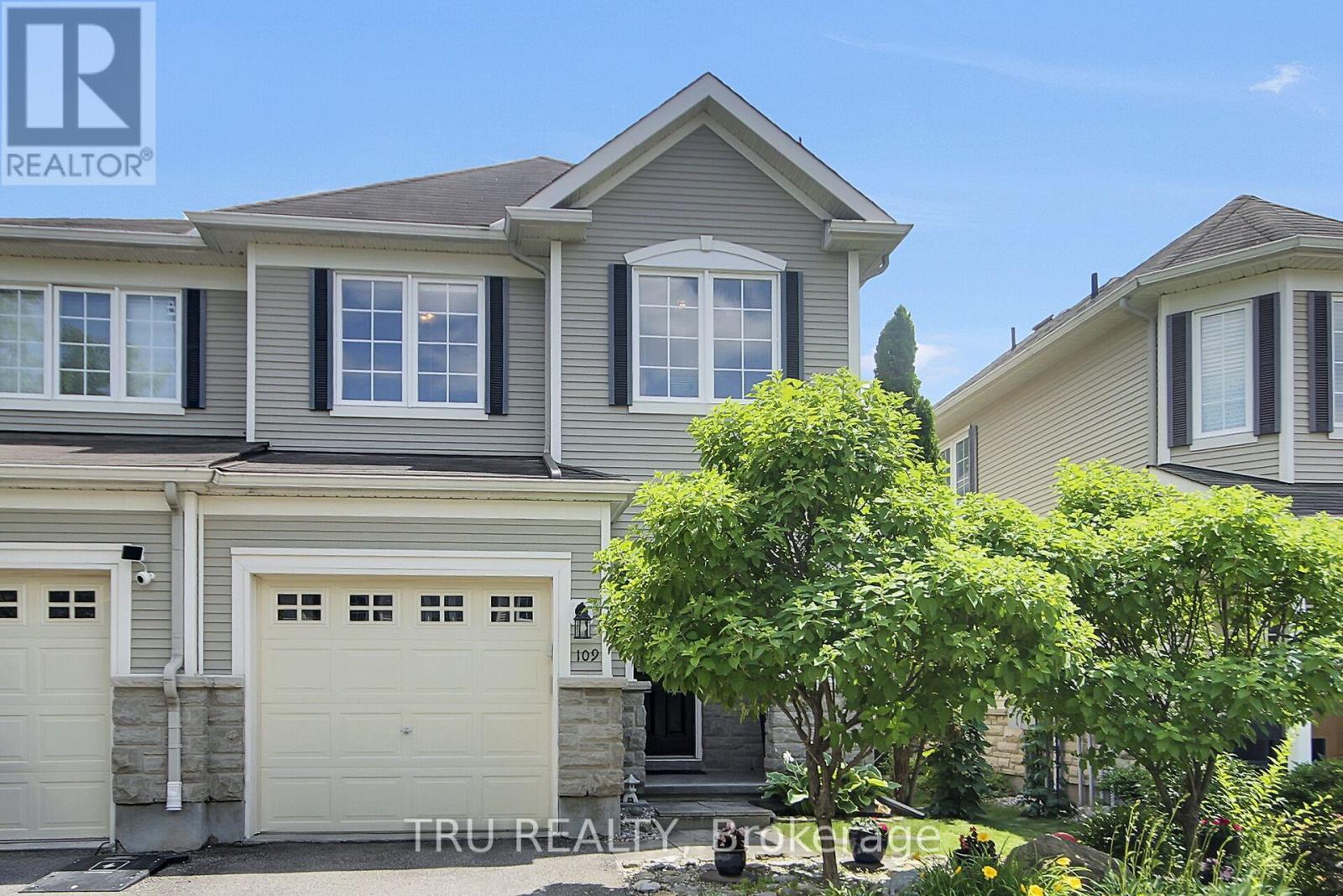 Photo 1 of 41 — 109 BRADDOCK PRIVATE, Ottawa, ON K2J0E7
