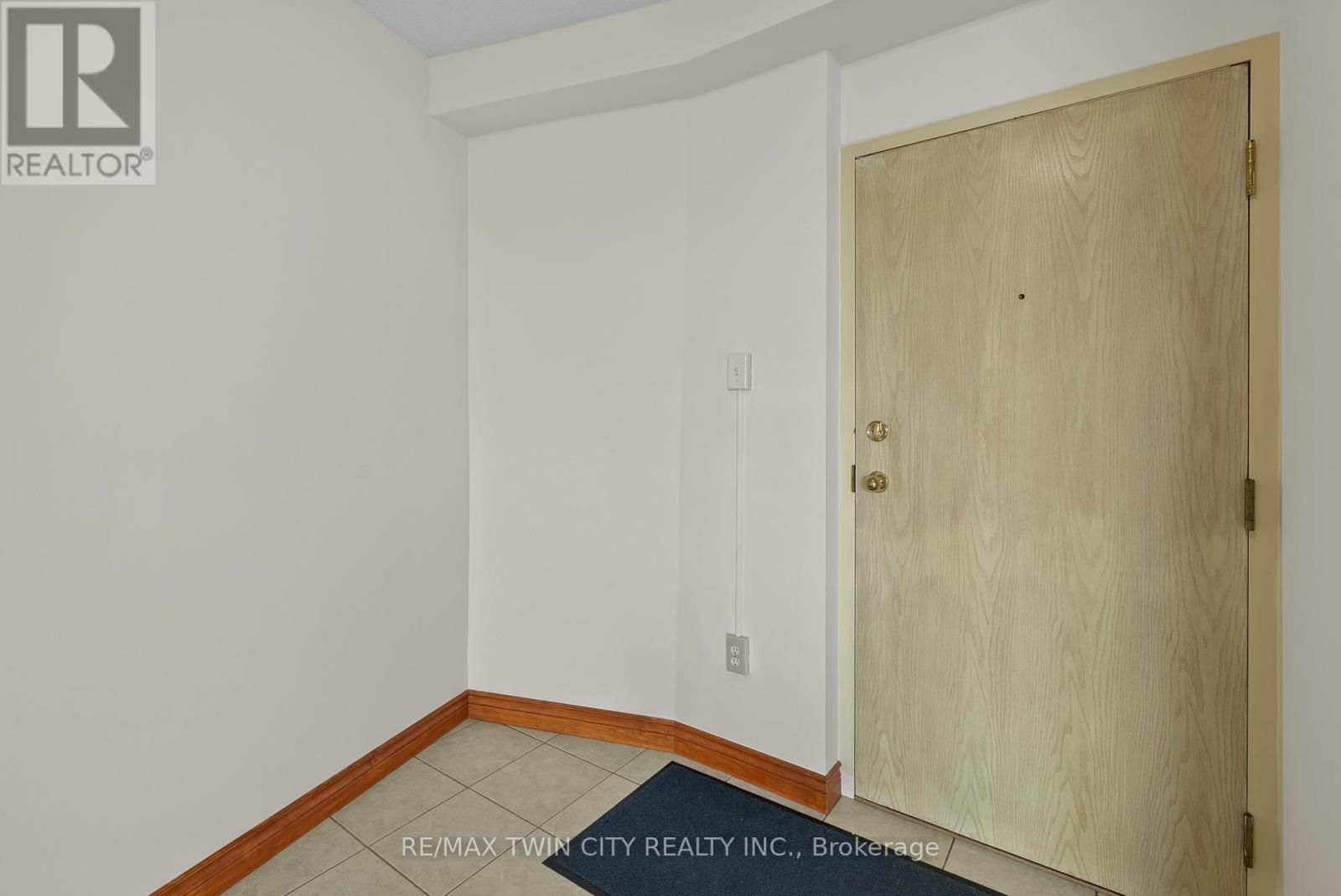 905 - 9 BONHEUR COURT