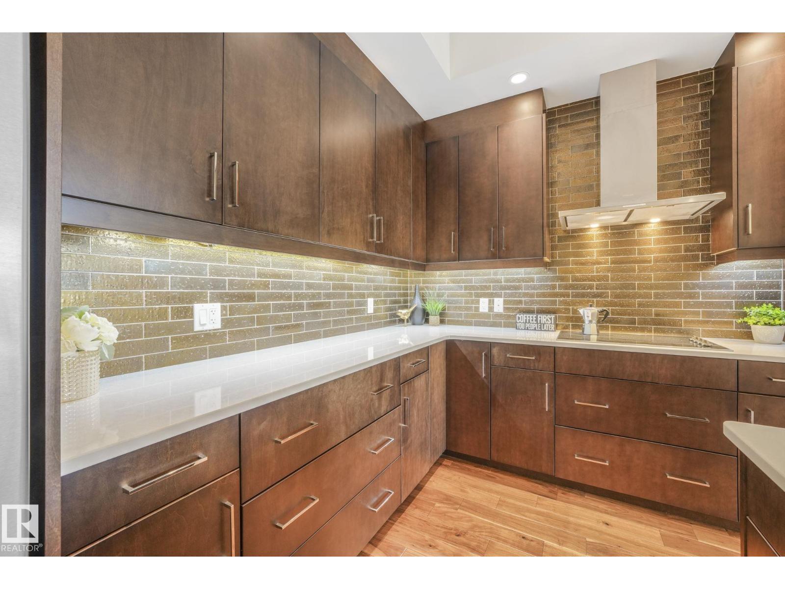 #814 200 BELLEROSE DR