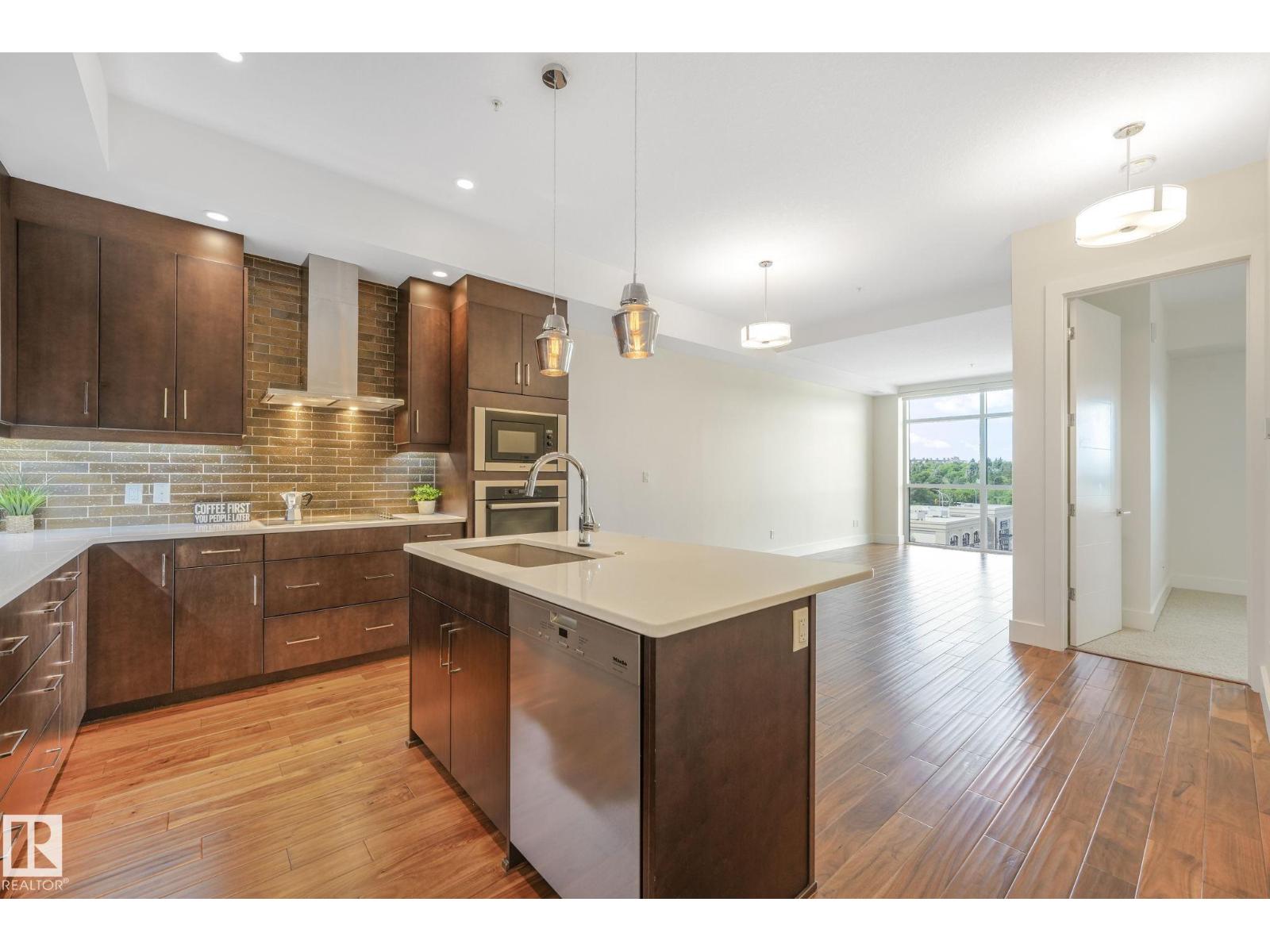 #814 200 BELLEROSE DR