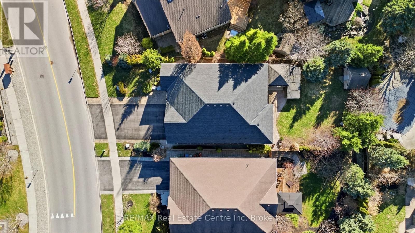 102 KORTRIGHT ROAD E