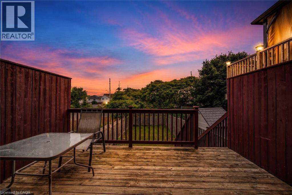 208 FEATHERSTONE Crescent
