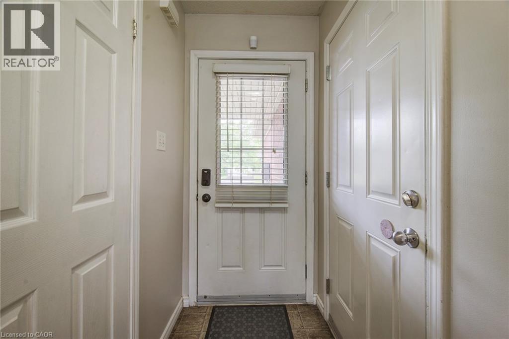 208 FEATHERSTONE Crescent