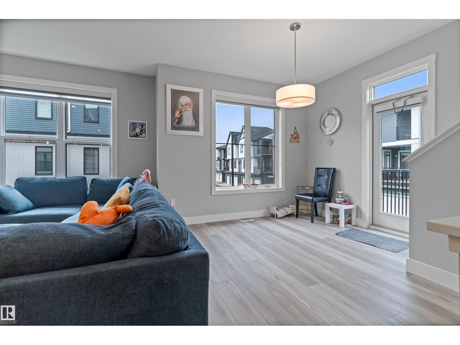 #70 6905 25 AV SW