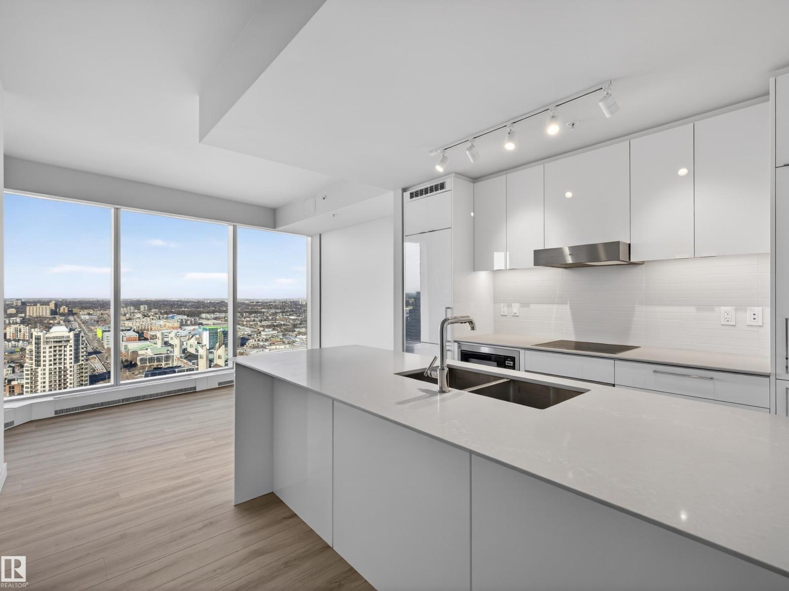 #2612 10360 102 ST NW