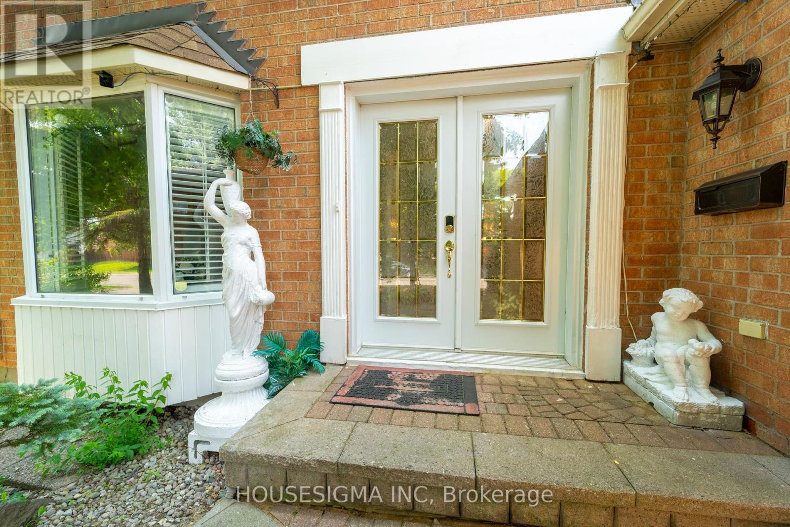 566 FALWYN CRESCENT