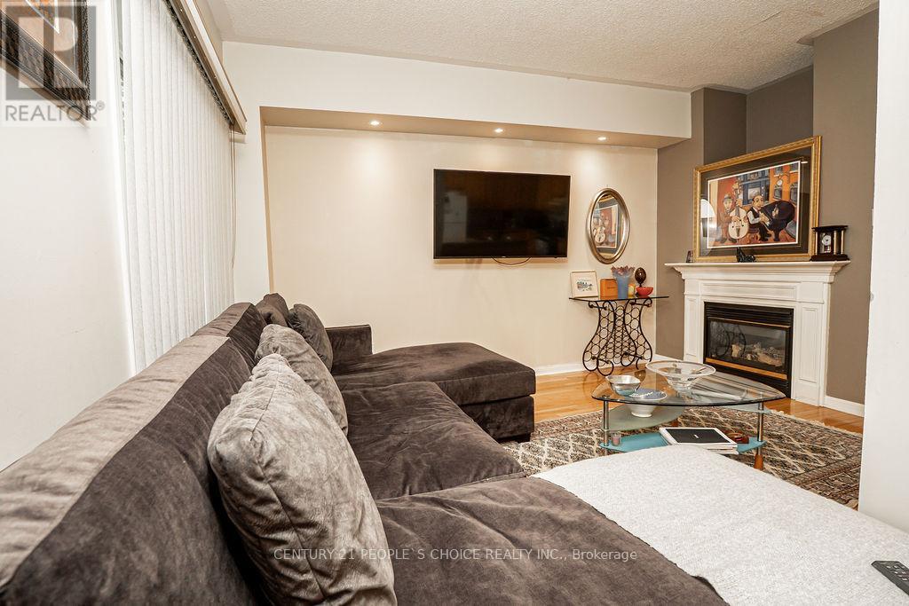 42 - 100 ELGIN MILLS ROAD W