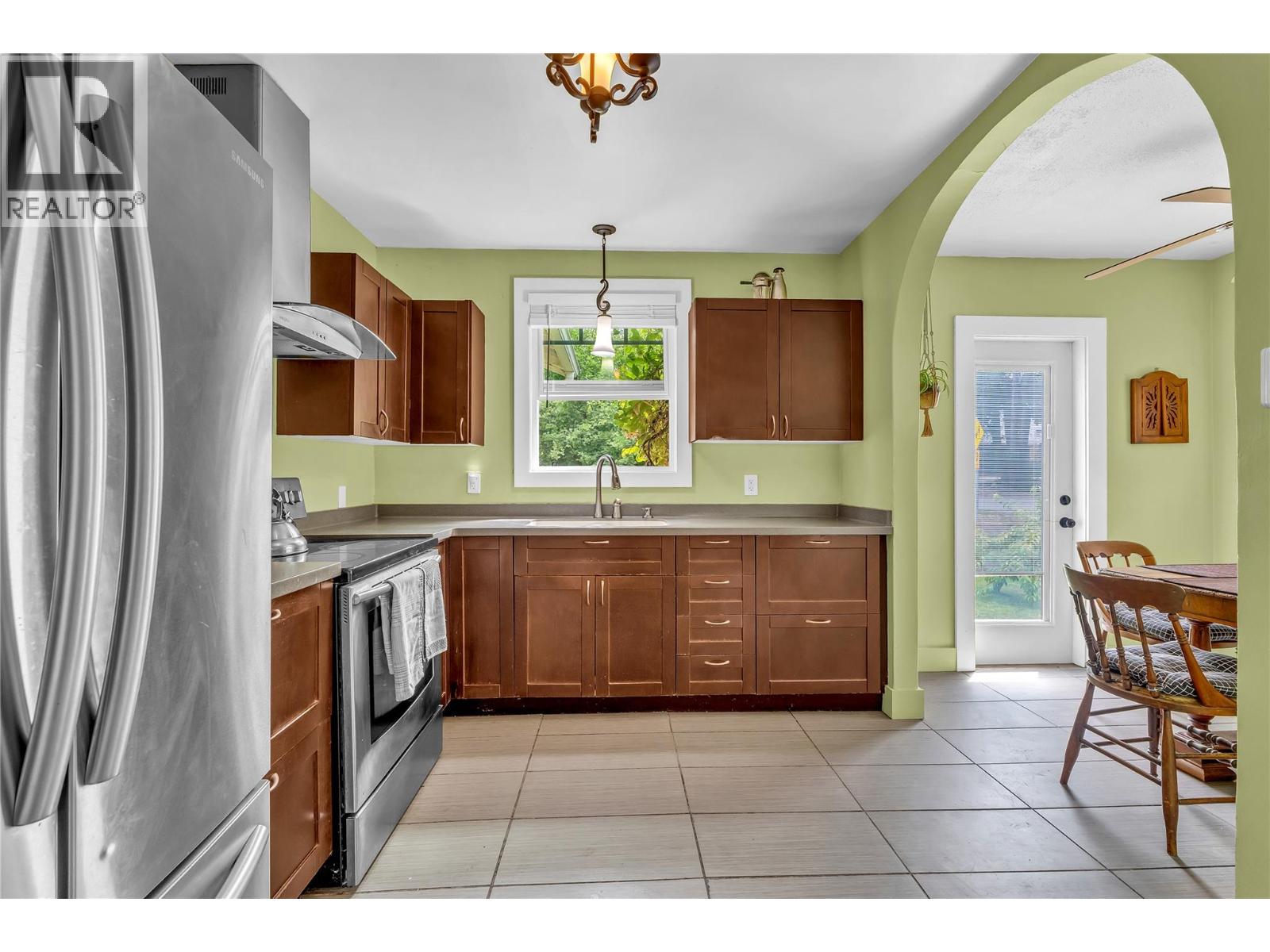 360/370 Robinson Avenue