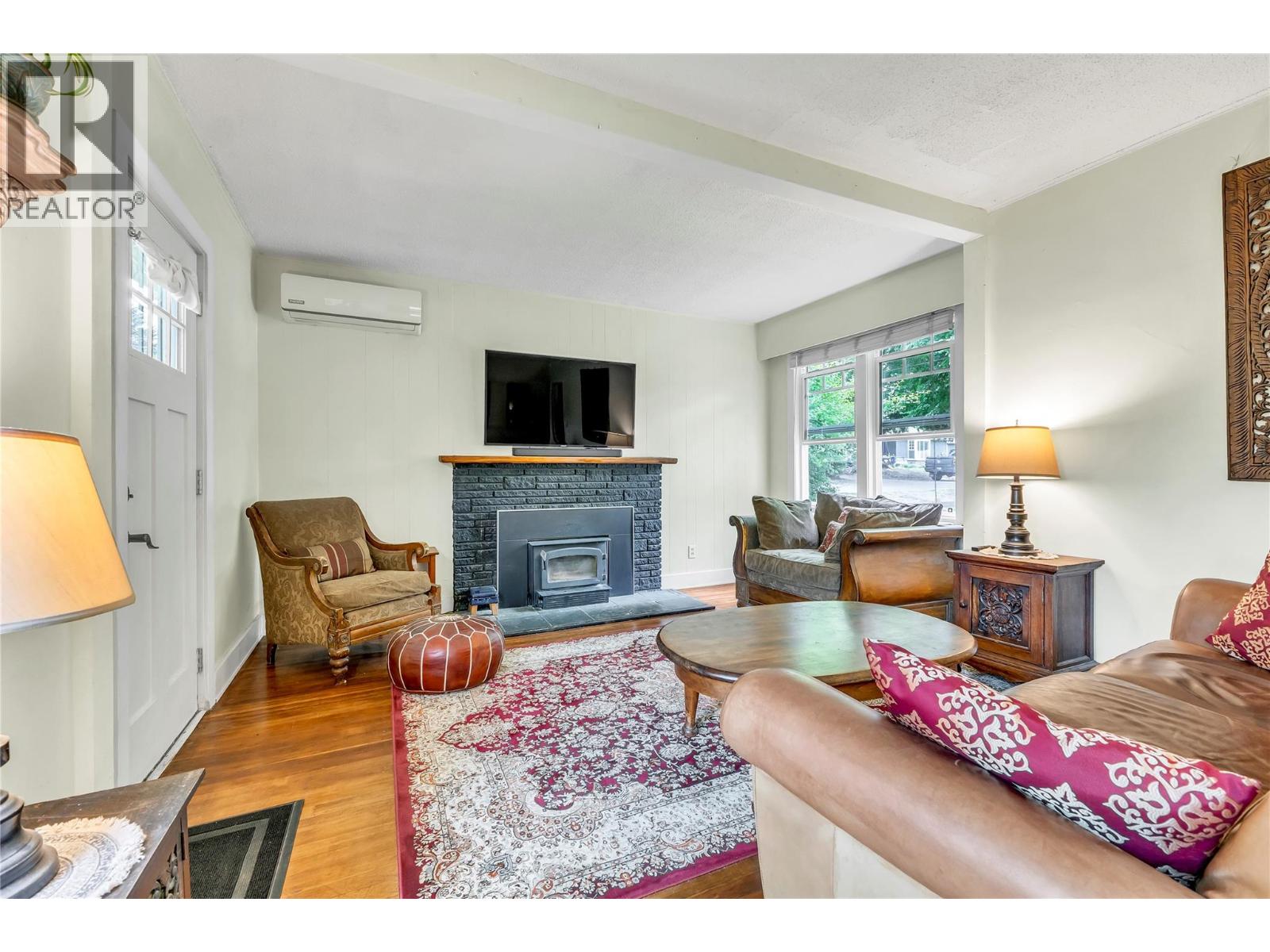 360/370 Robinson Avenue