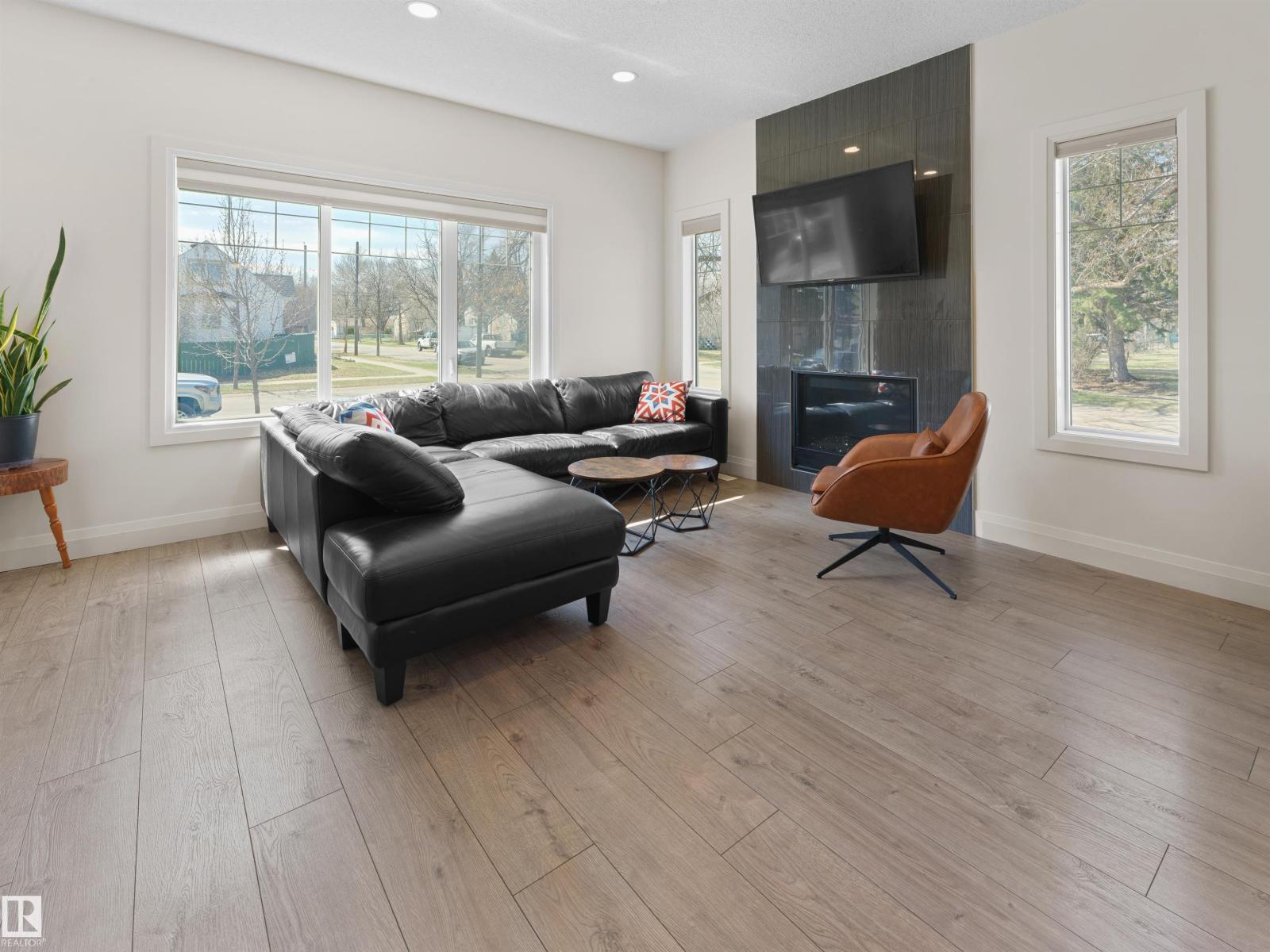 9354 73 AV NW