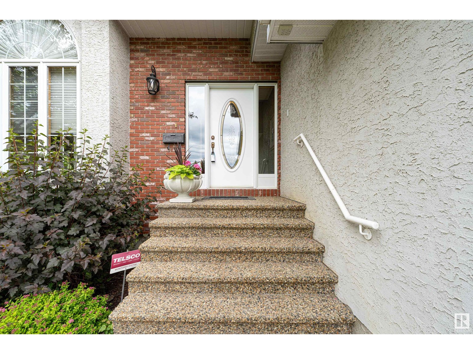 8 KINGSBRIDGE CL