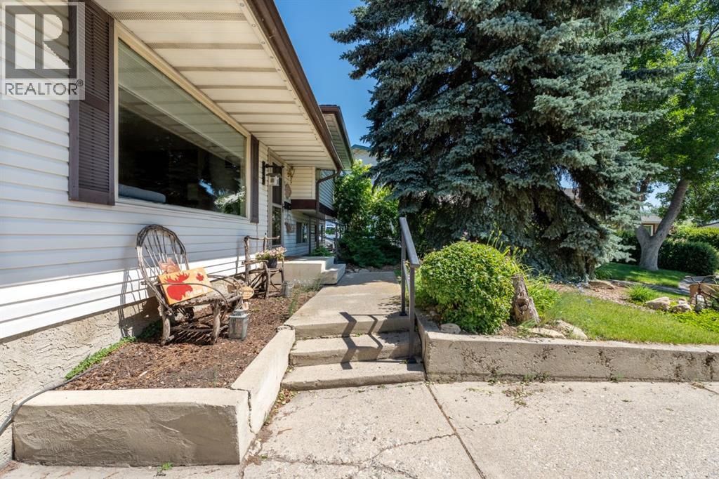 111 Lynnbrook Bay SE
