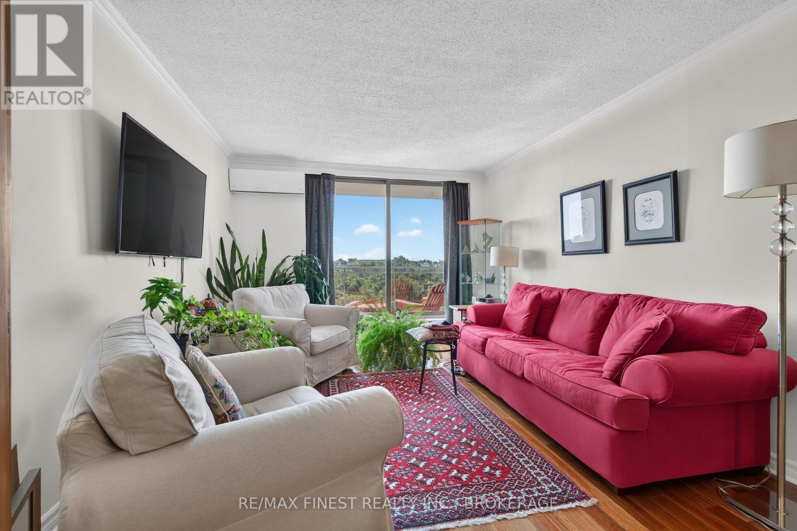 607 - 120 BARRETT COURT