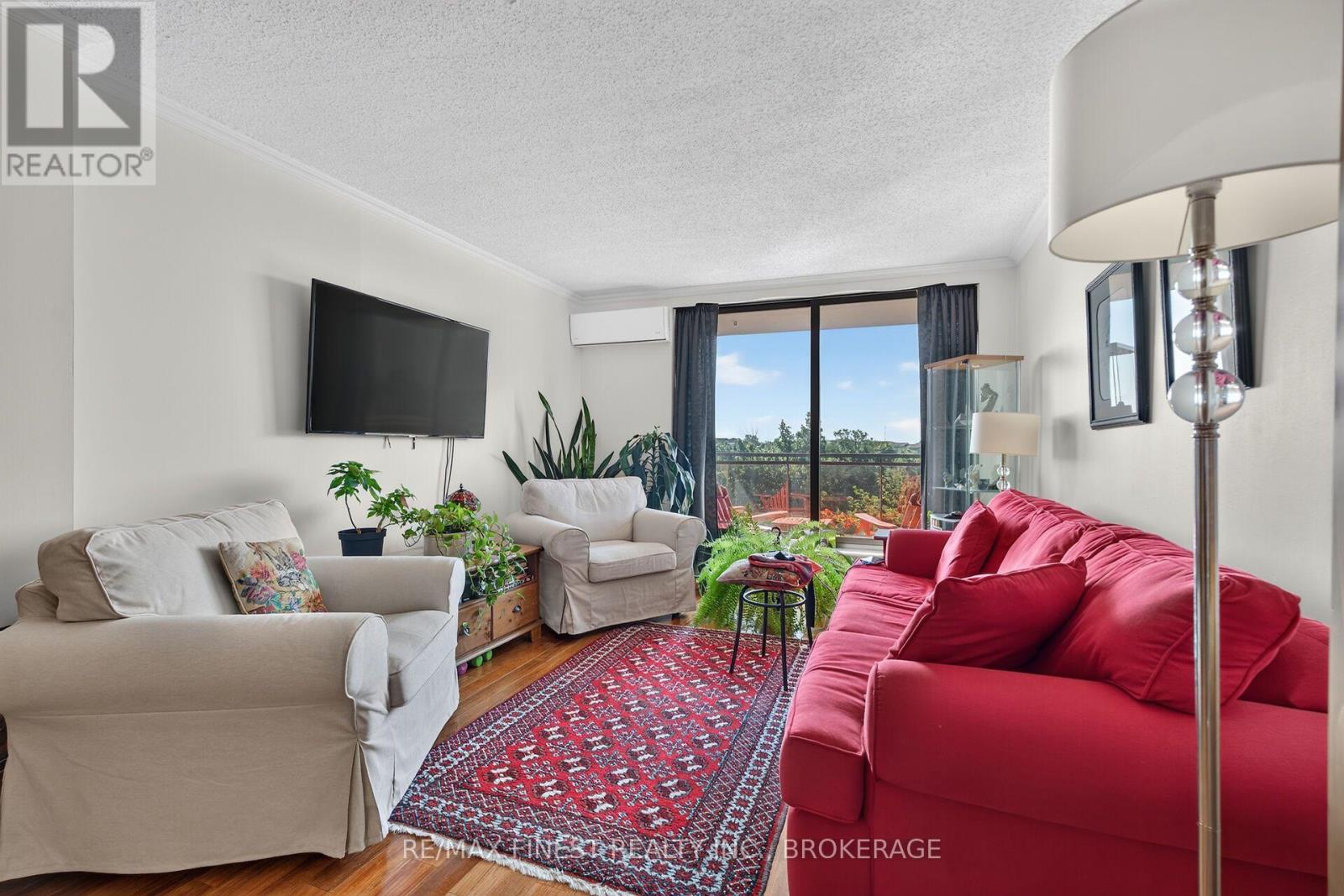 607 - 120 BARRETT COURT