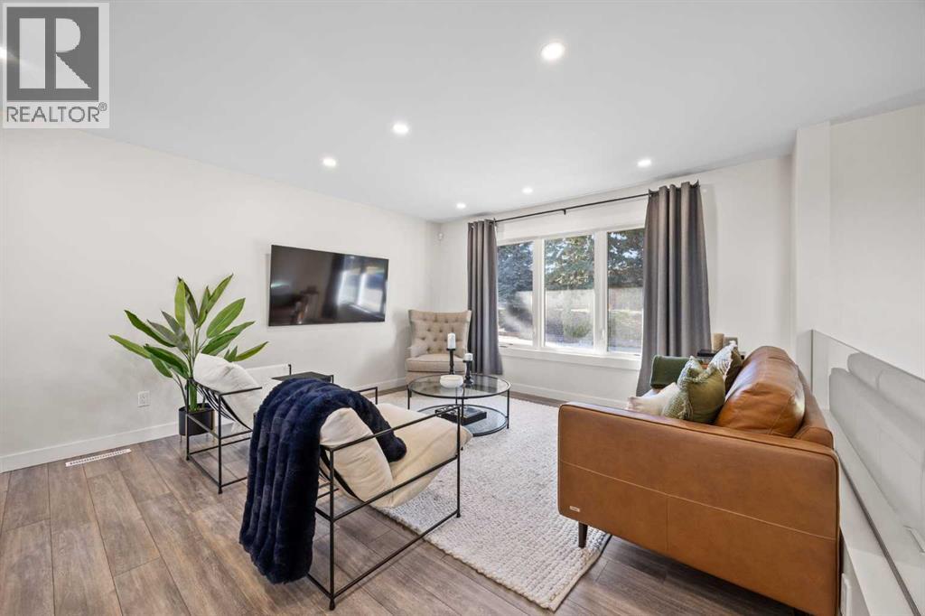 827 Canaveral Crescent SW