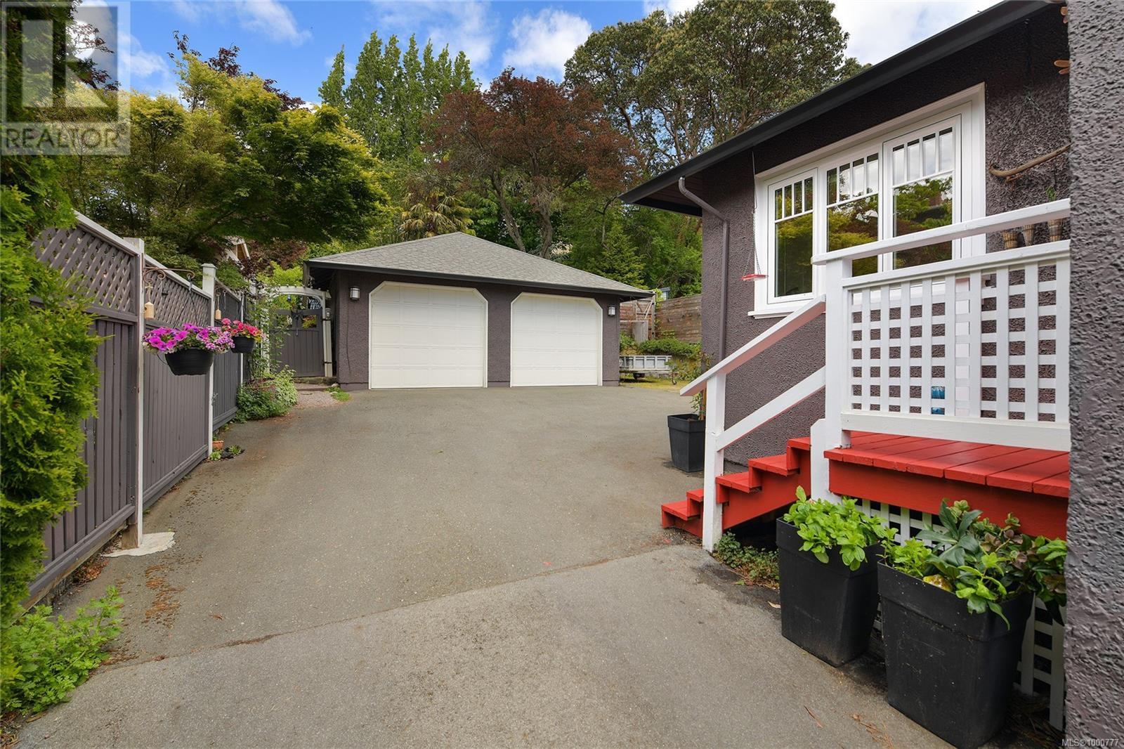 384 Gorge Rd W