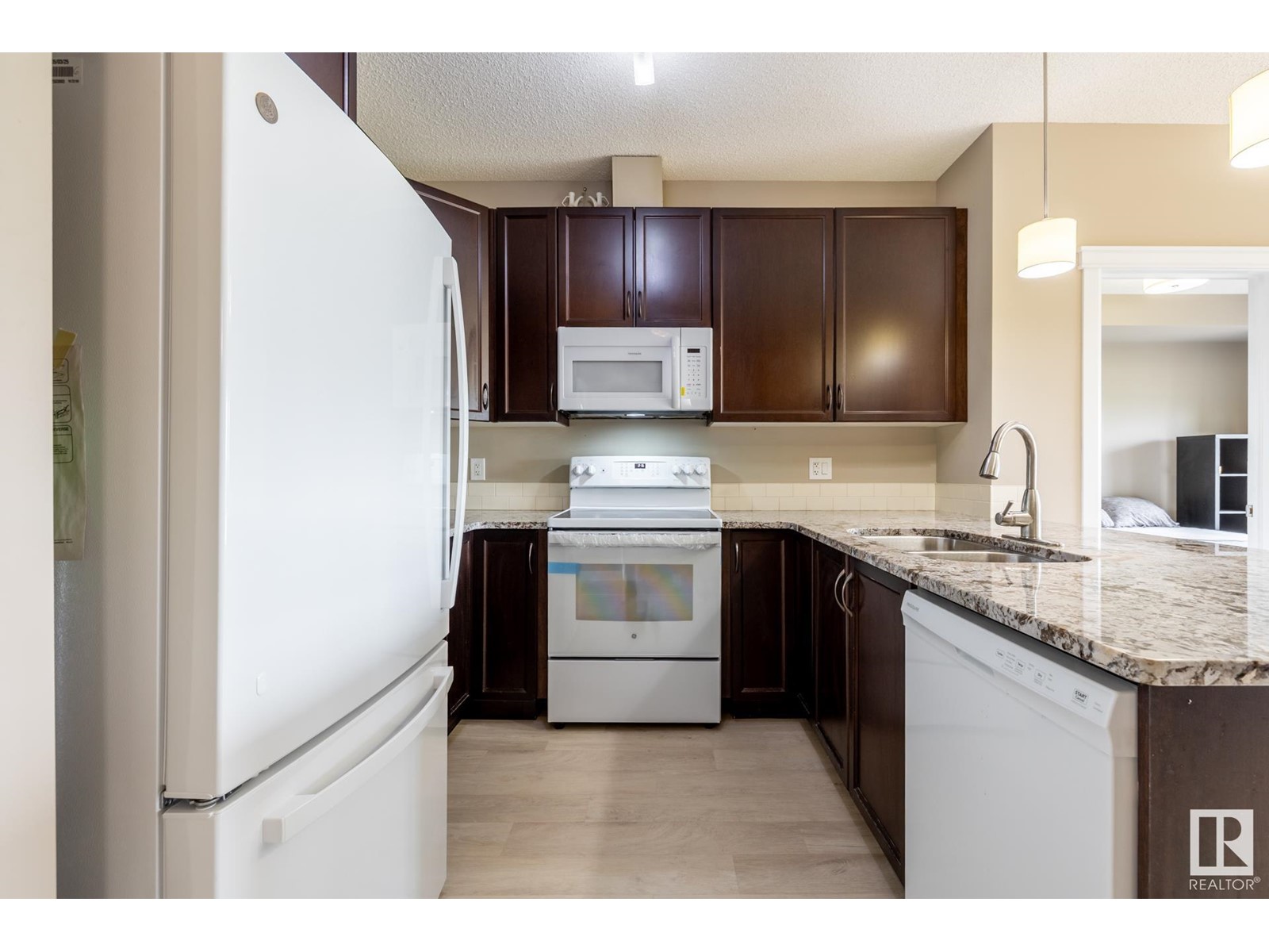 #413 3715 WHITELAW LN NW