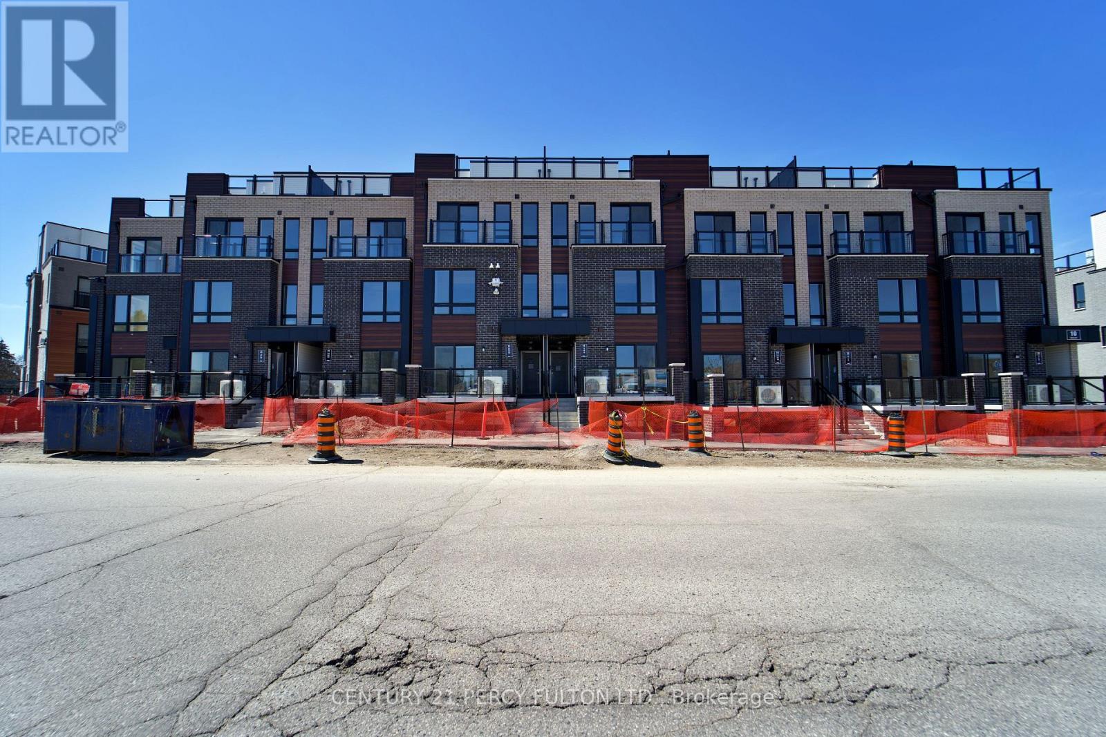 Photo 1 of 20 — 15 - 10 LIBEN WAY E Unit 15, Toronto (Malvern), ON M1B0E8