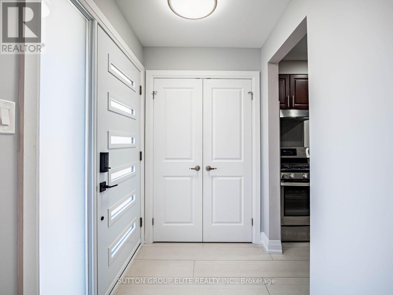 852 CONSORT CRESCENT