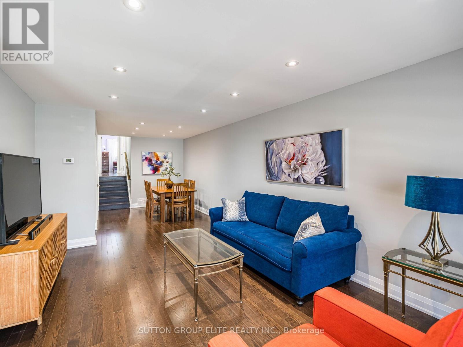 852 CONSORT CRESCENT