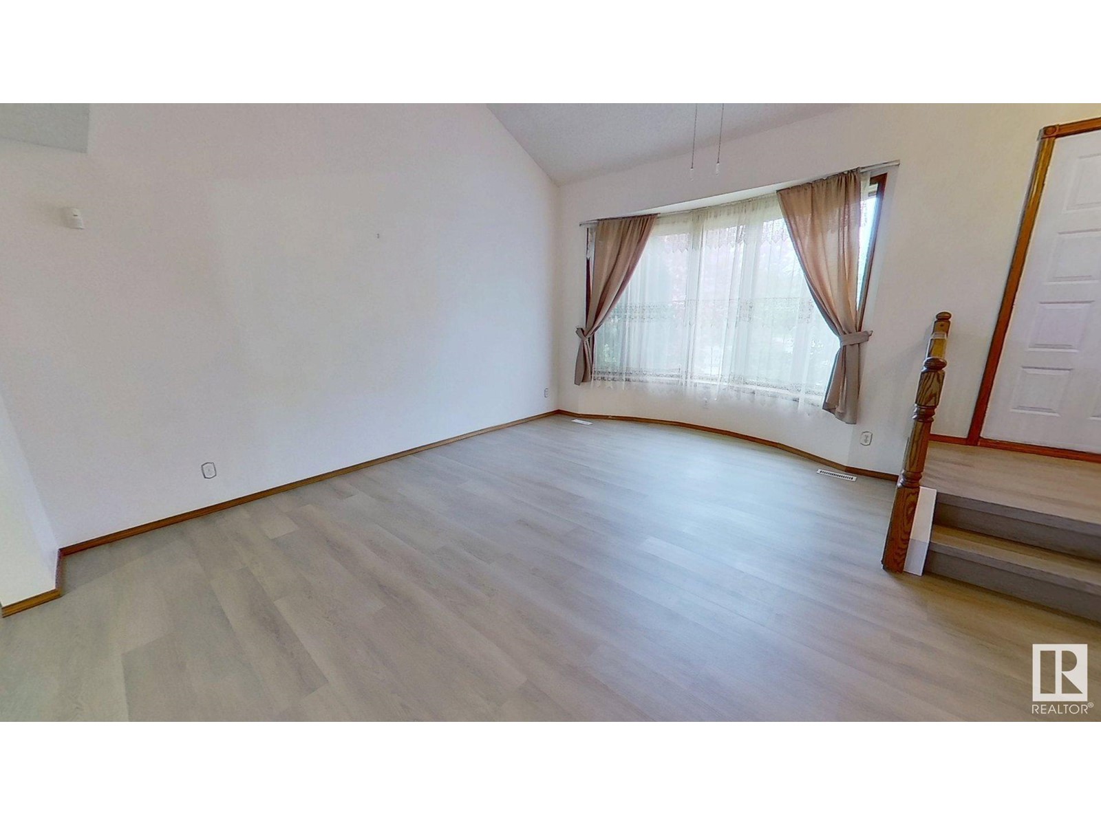 10411 21 AV NW
