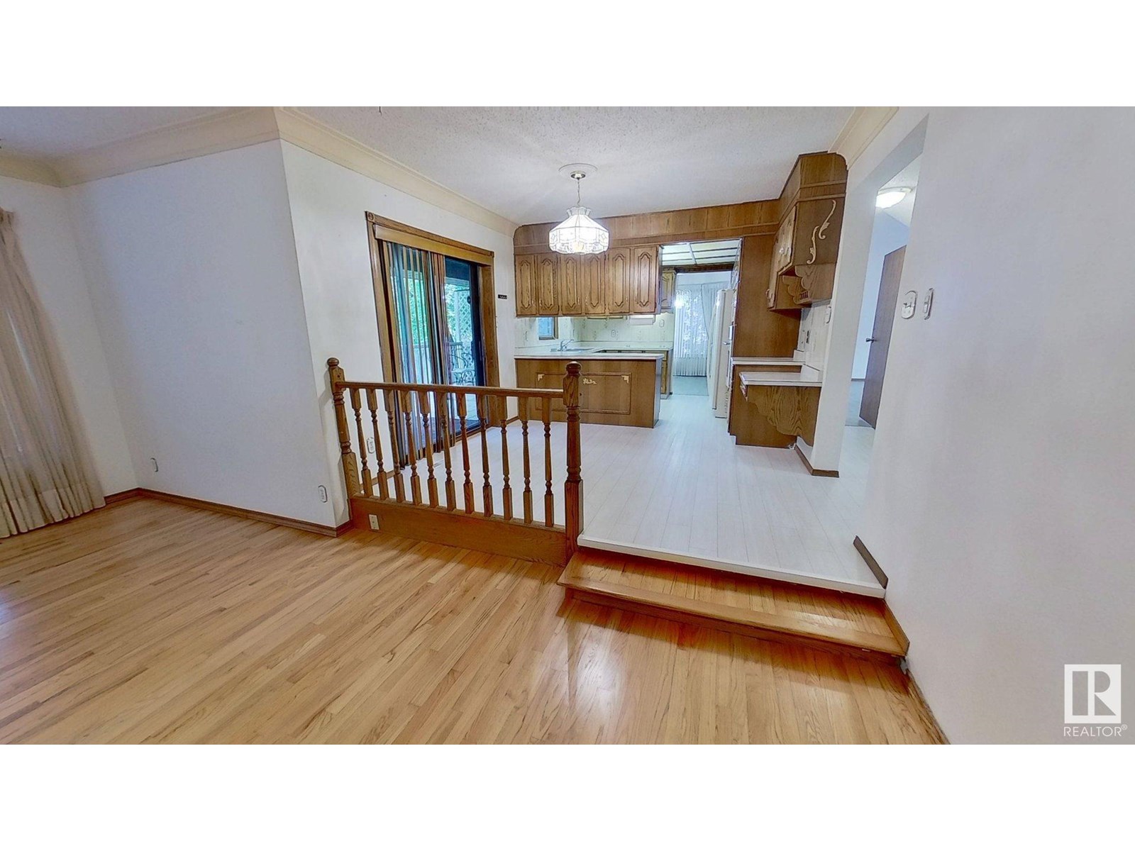 10411 21 AV NW