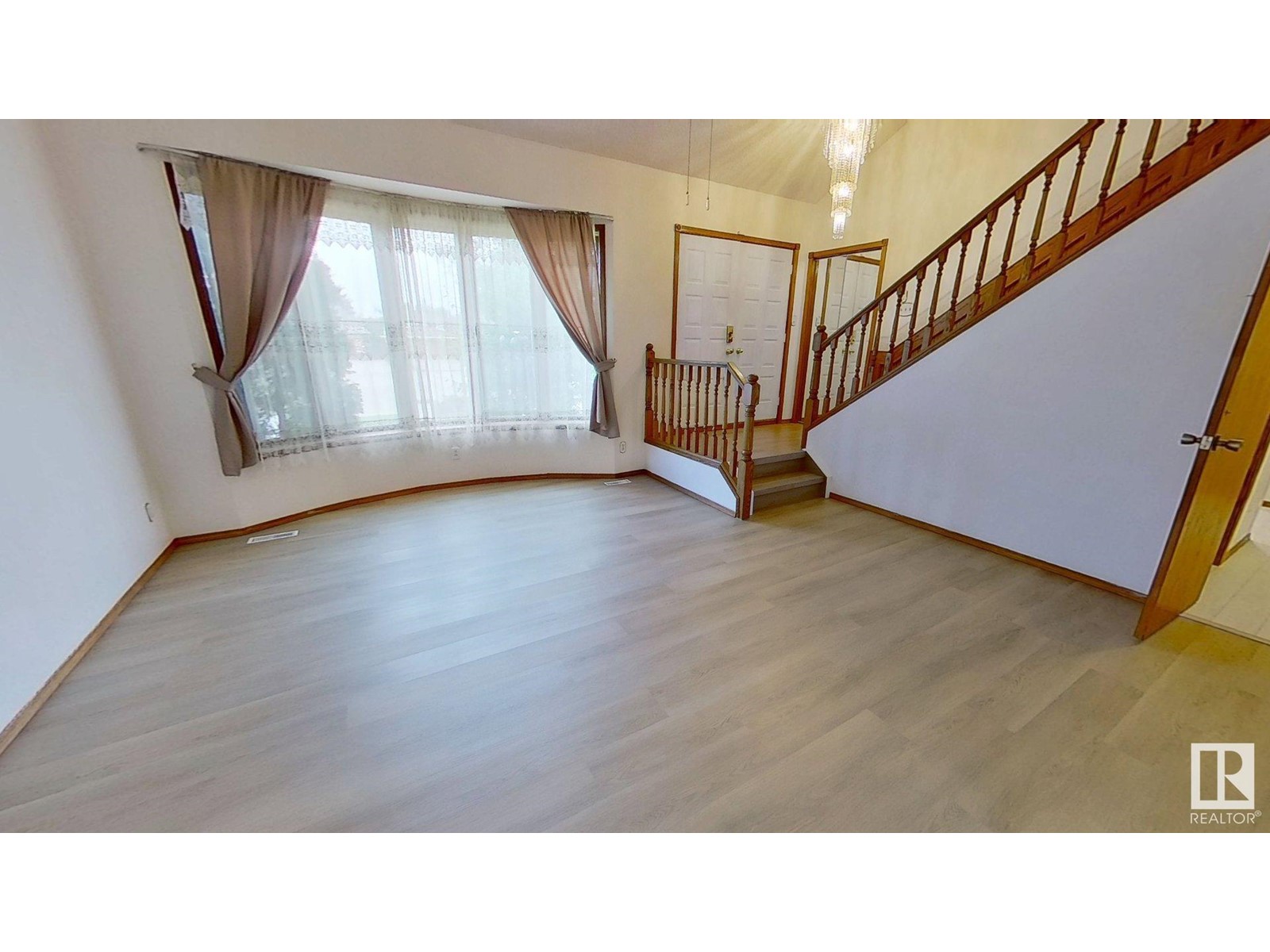 10411 21 AV NW