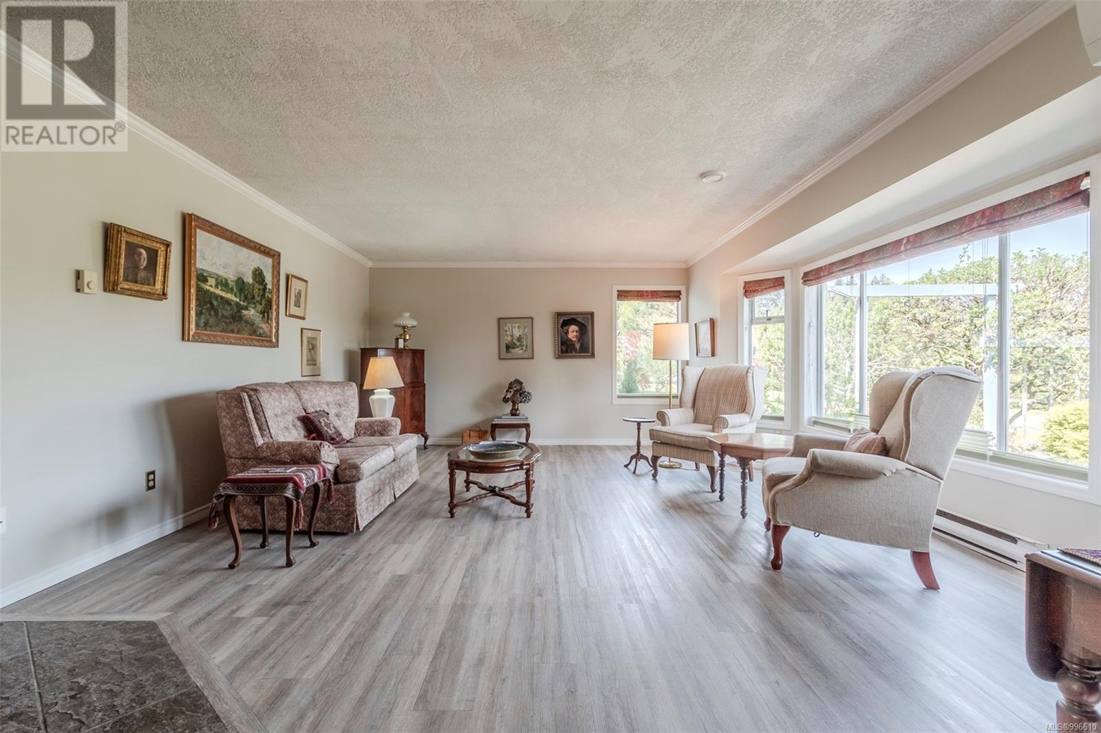 664 Springbank Pl