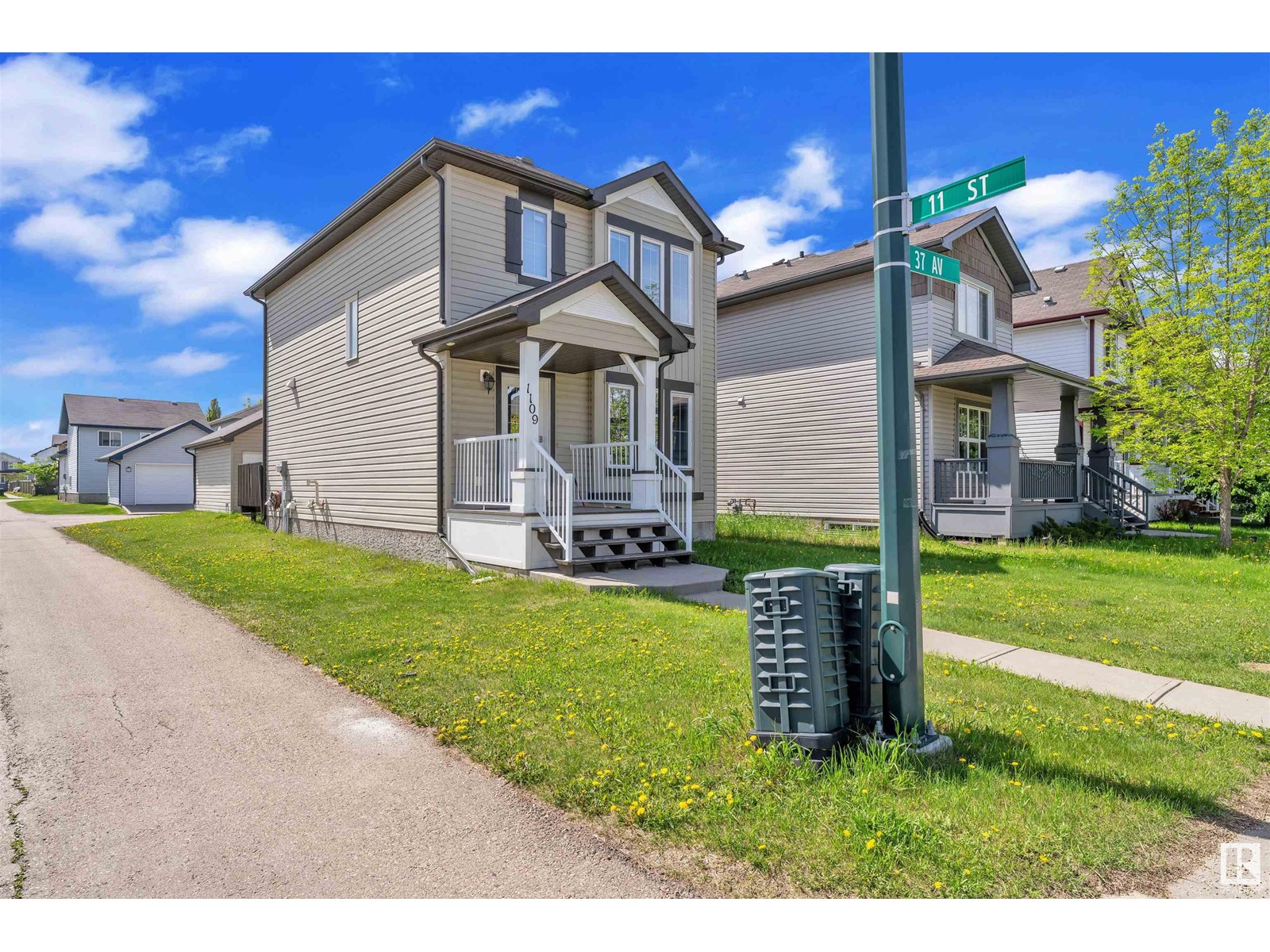 1109 37 AV NW