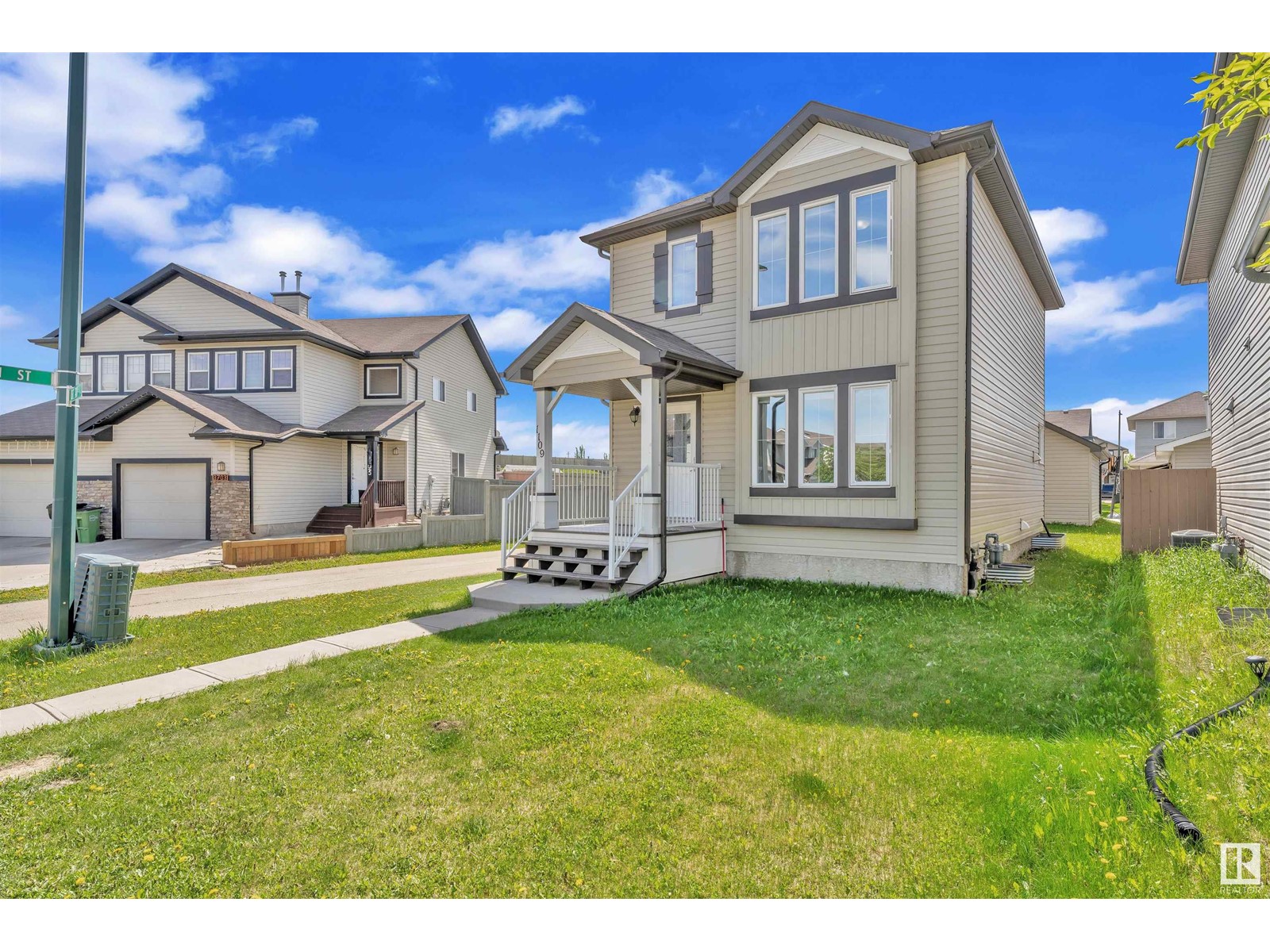1109 37 AV NW