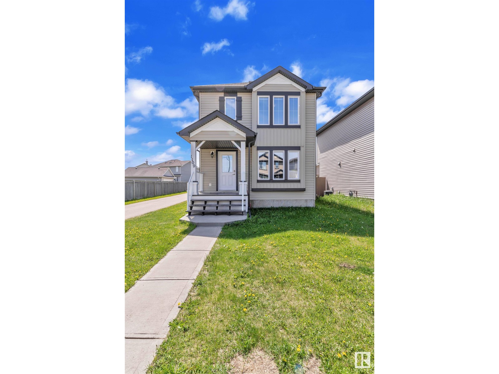 1109 37 AV NW