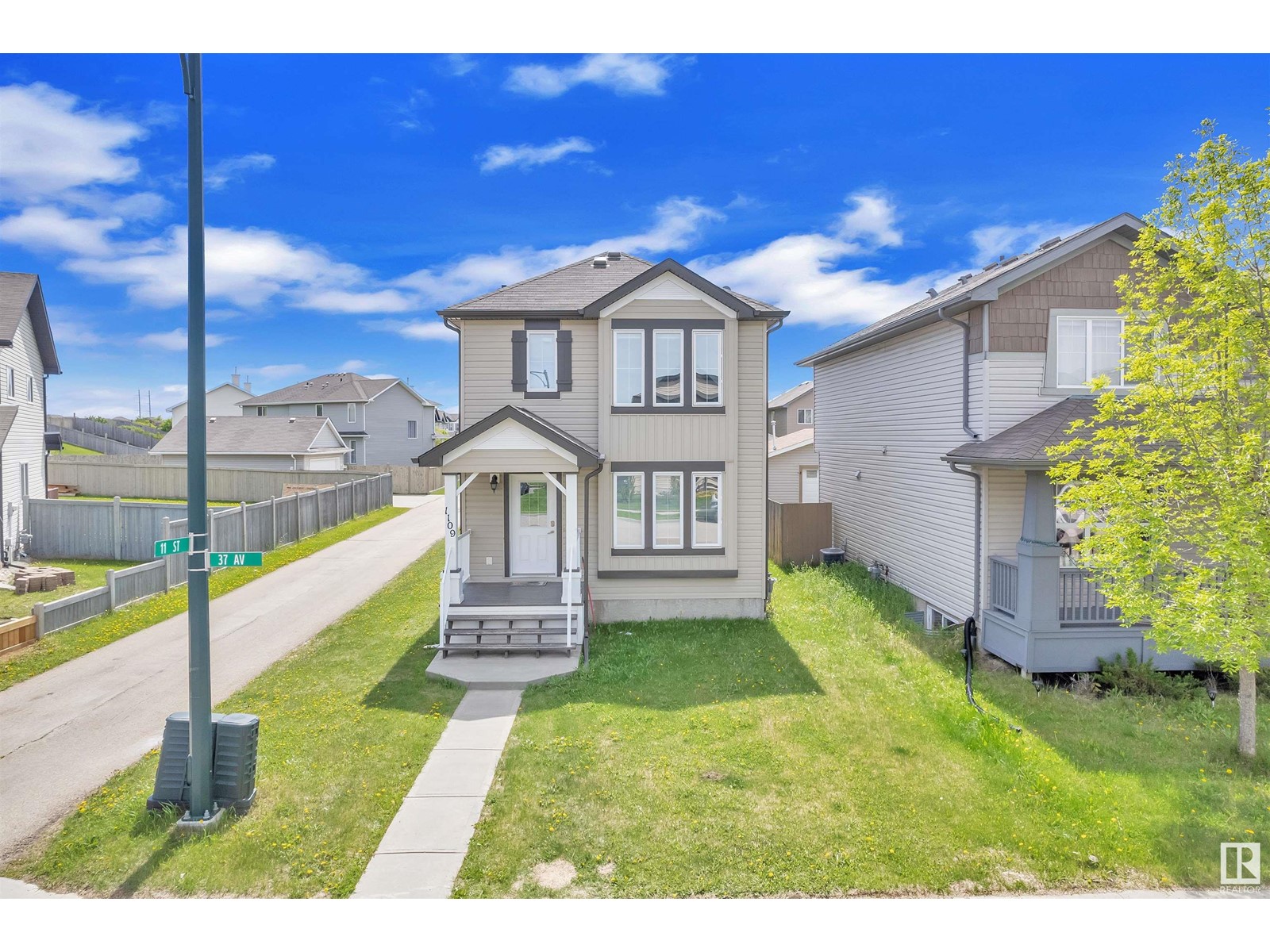 1109 37 AV NW
