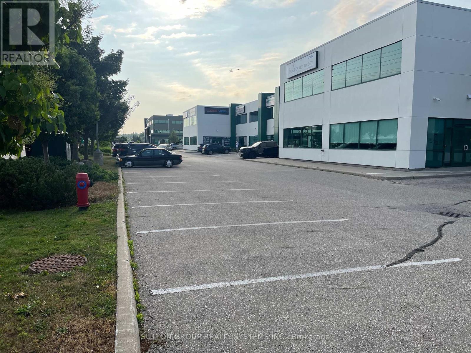 4 - 465 PINEBUSH ROAD S