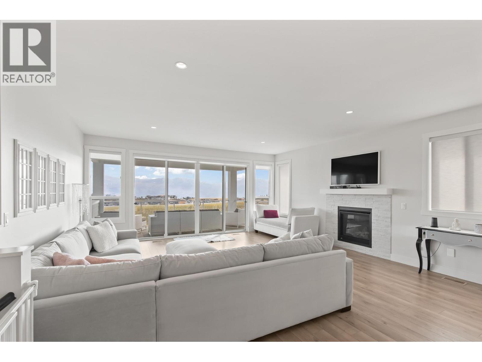 2612 Paramount Drive