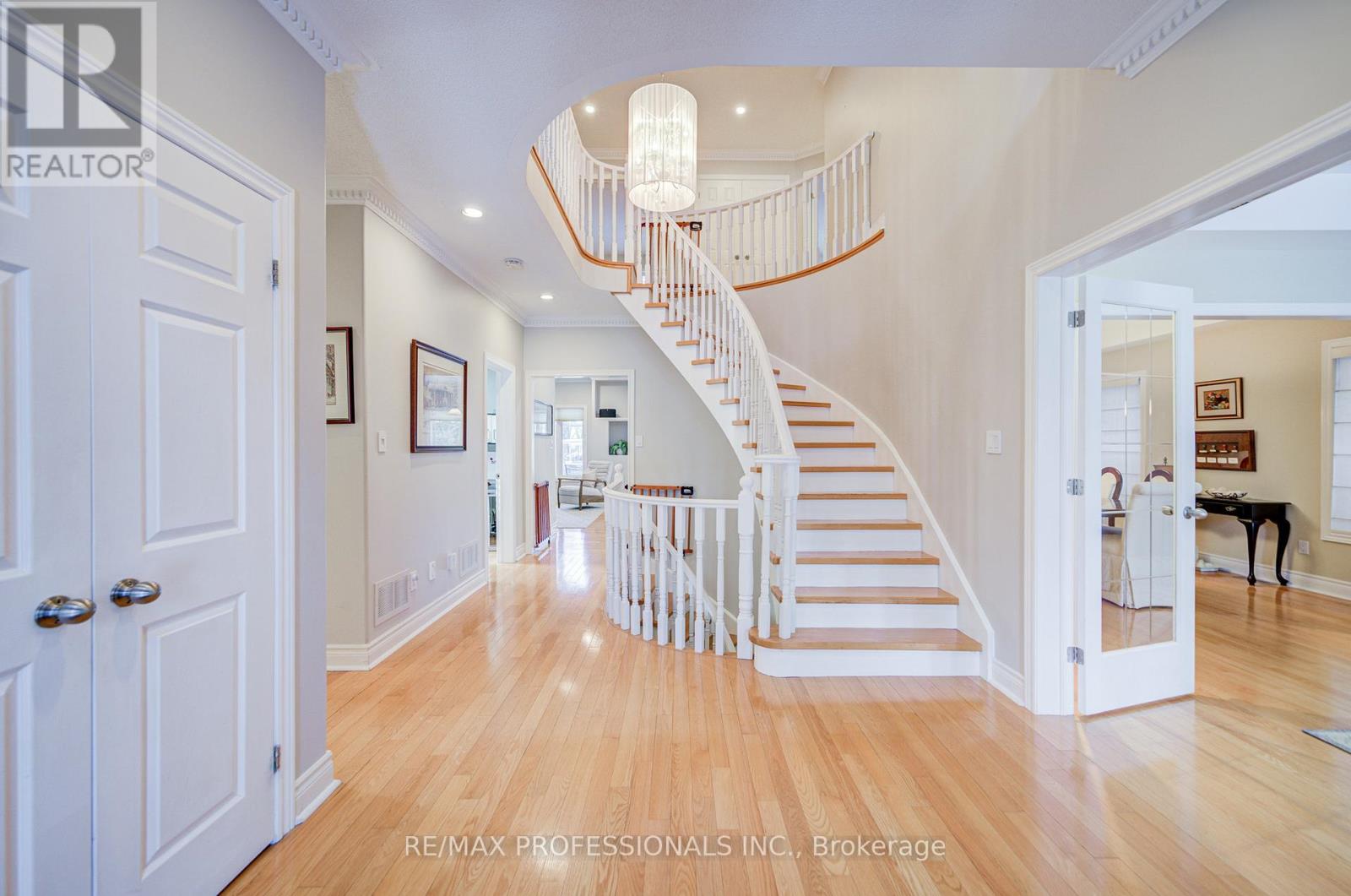 4662 DUNDAS STREET W