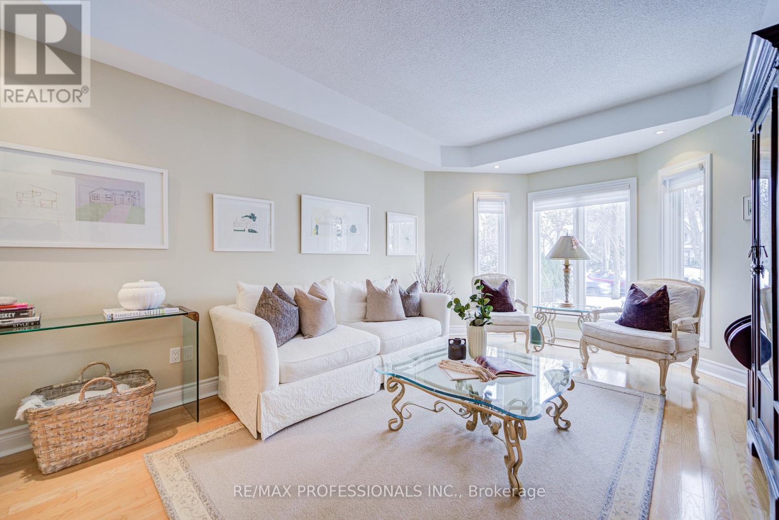 4662 DUNDAS STREET W