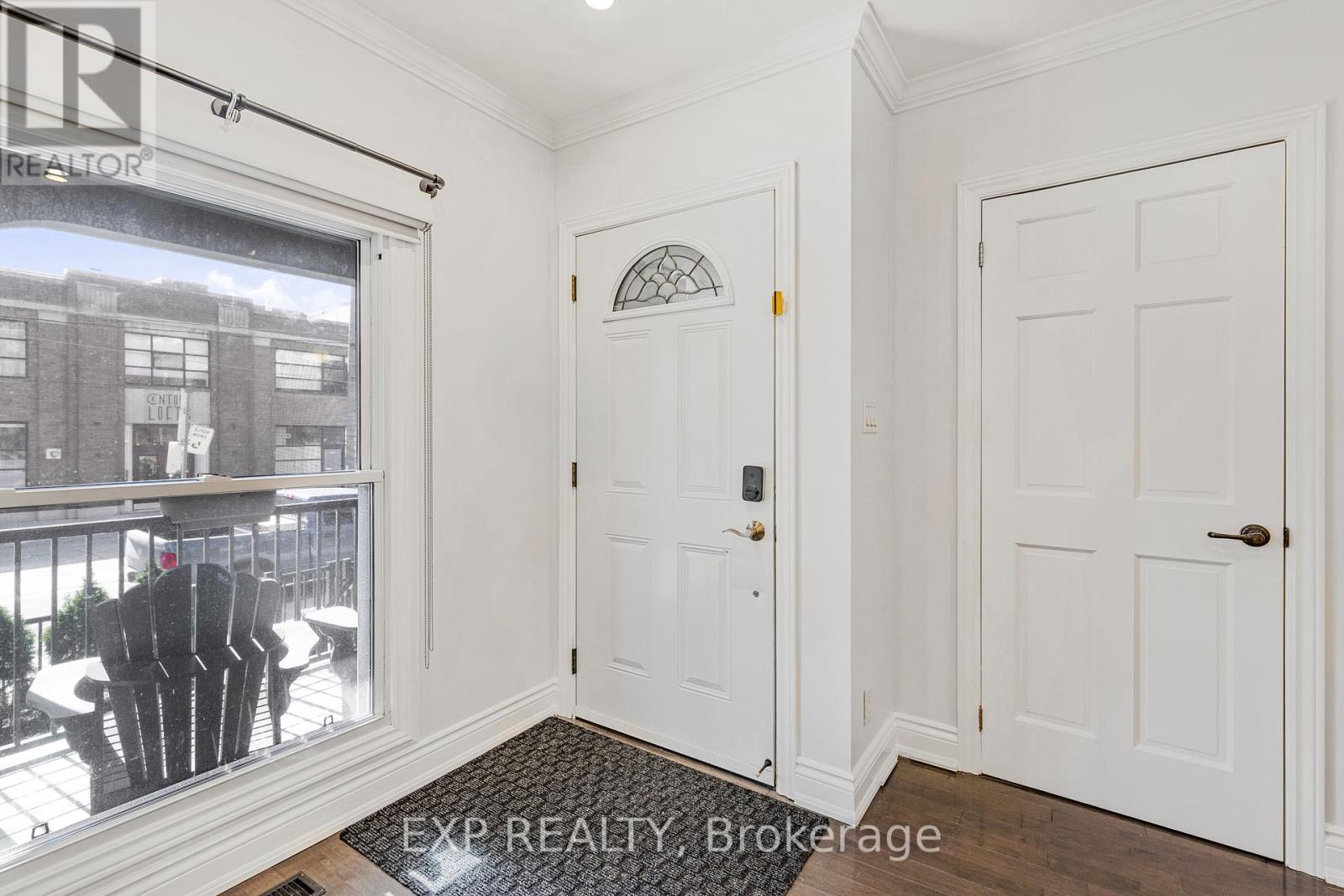 366 DUNDAS STREET E