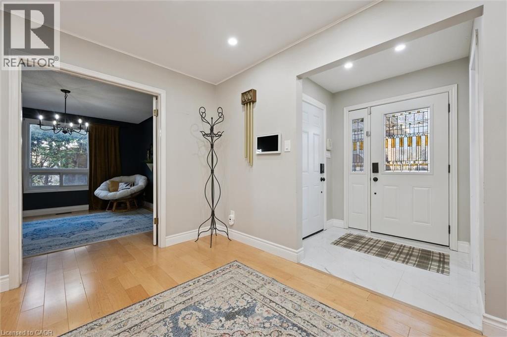 424 CLAIRBROOK Crescent