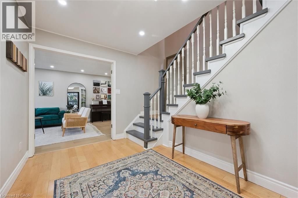 424 CLAIRBROOK Crescent