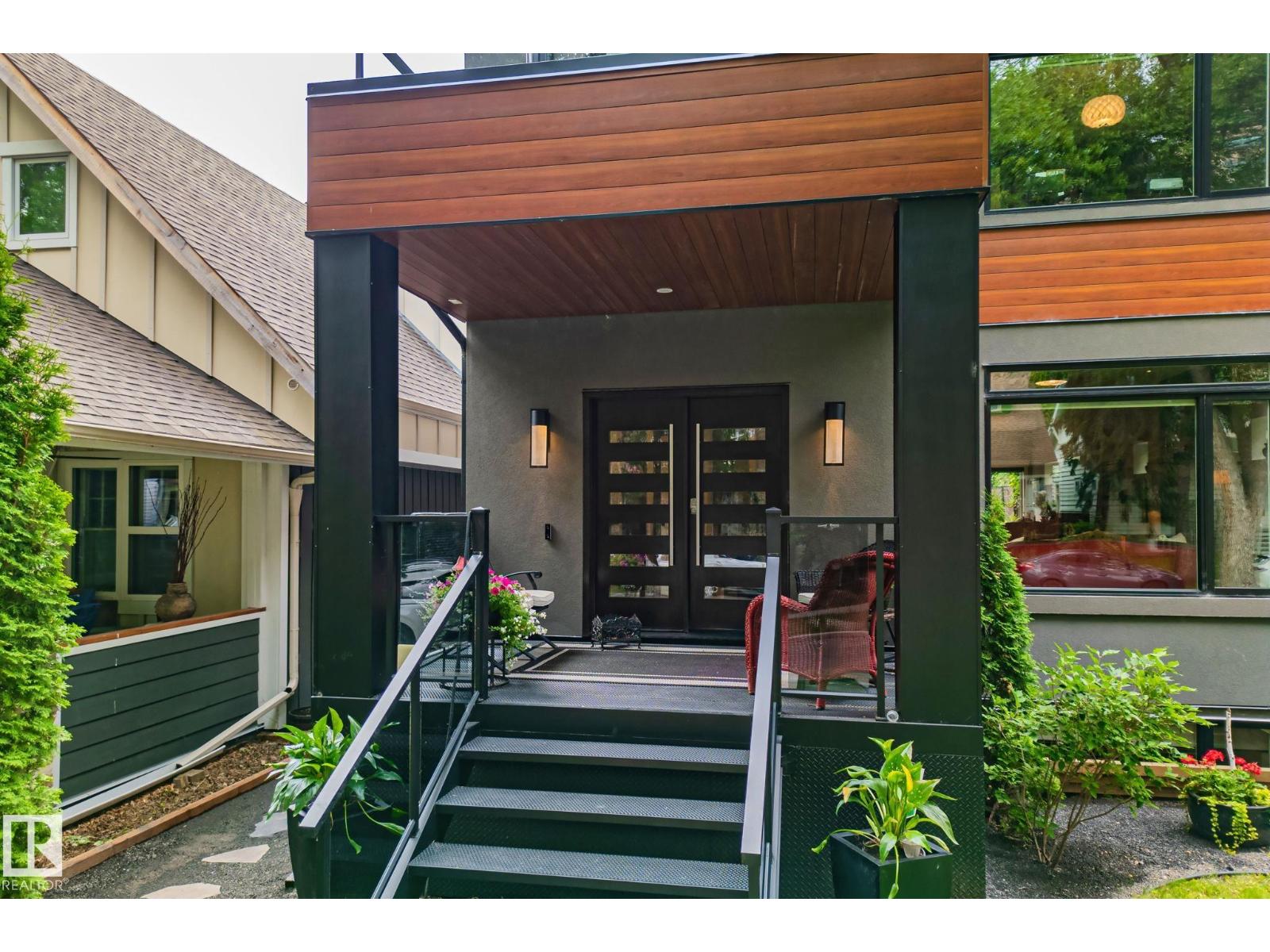 11121 81 AV NW