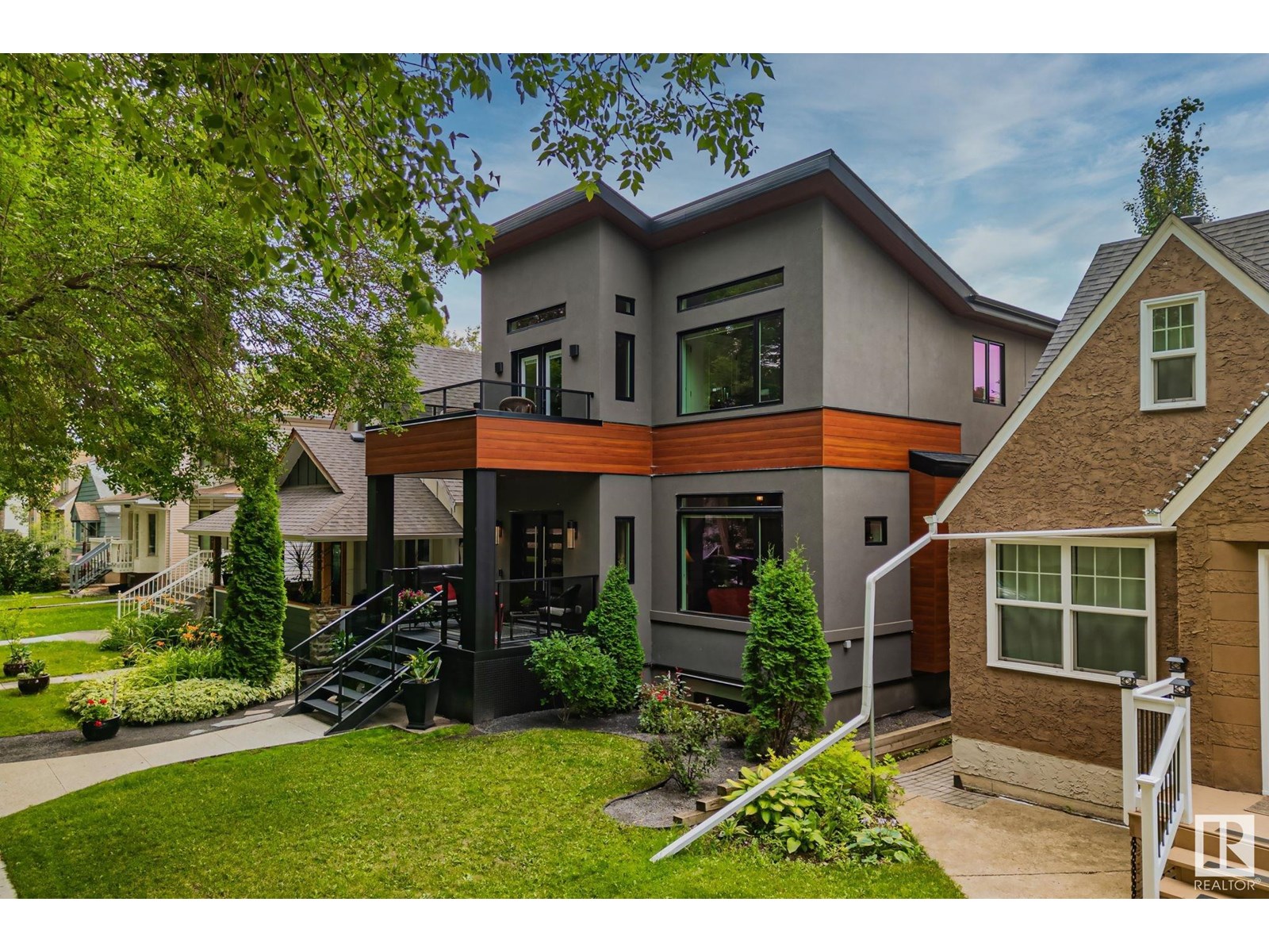 11121 81 AV NW