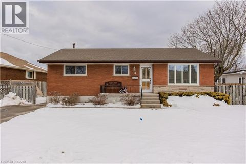 4 CHERRY Avenue Grimsby ON L3M2G9