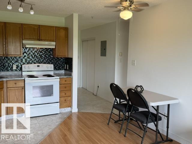 #210 70 WOODSMERE CL