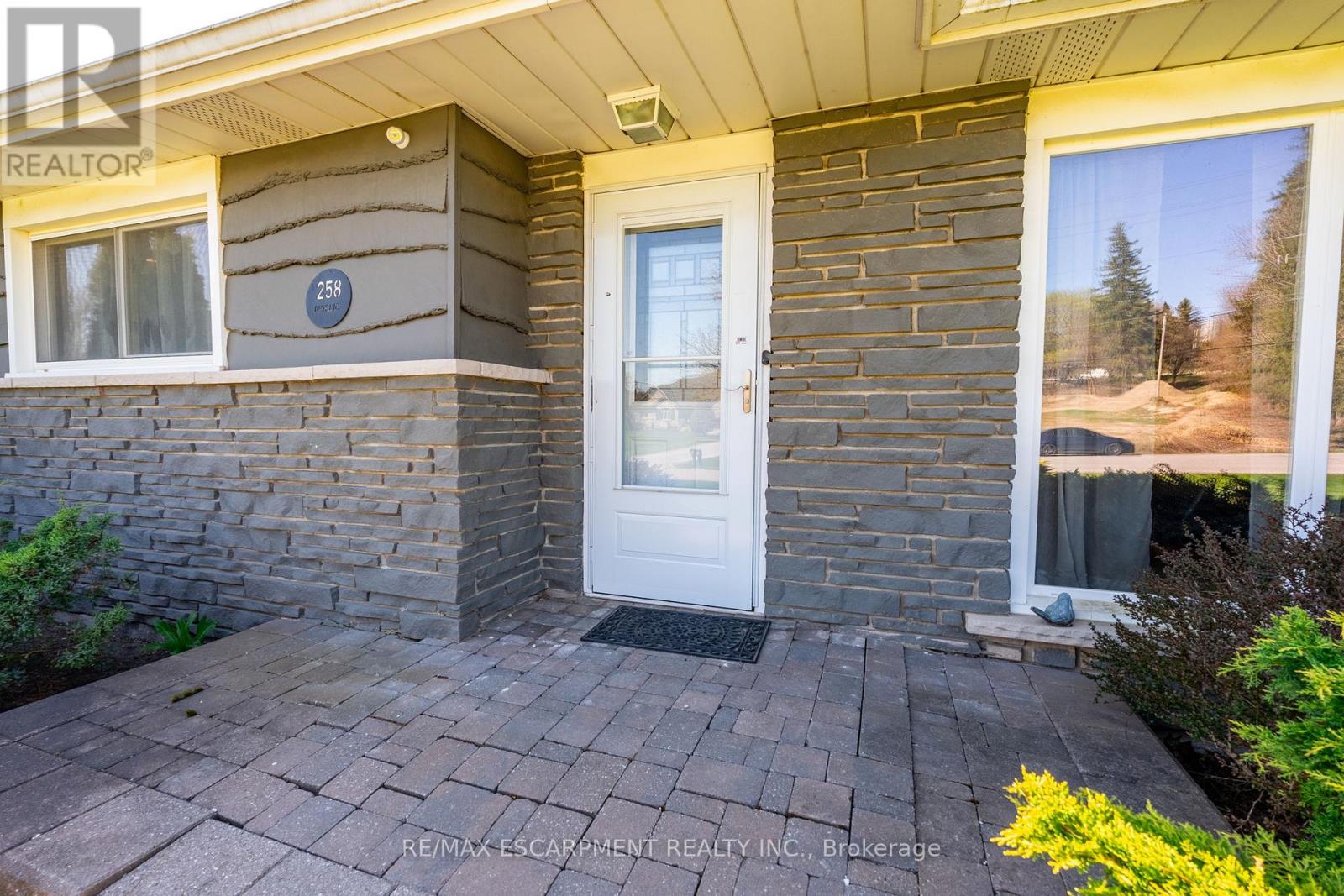 258 OAKHILL DRIVE