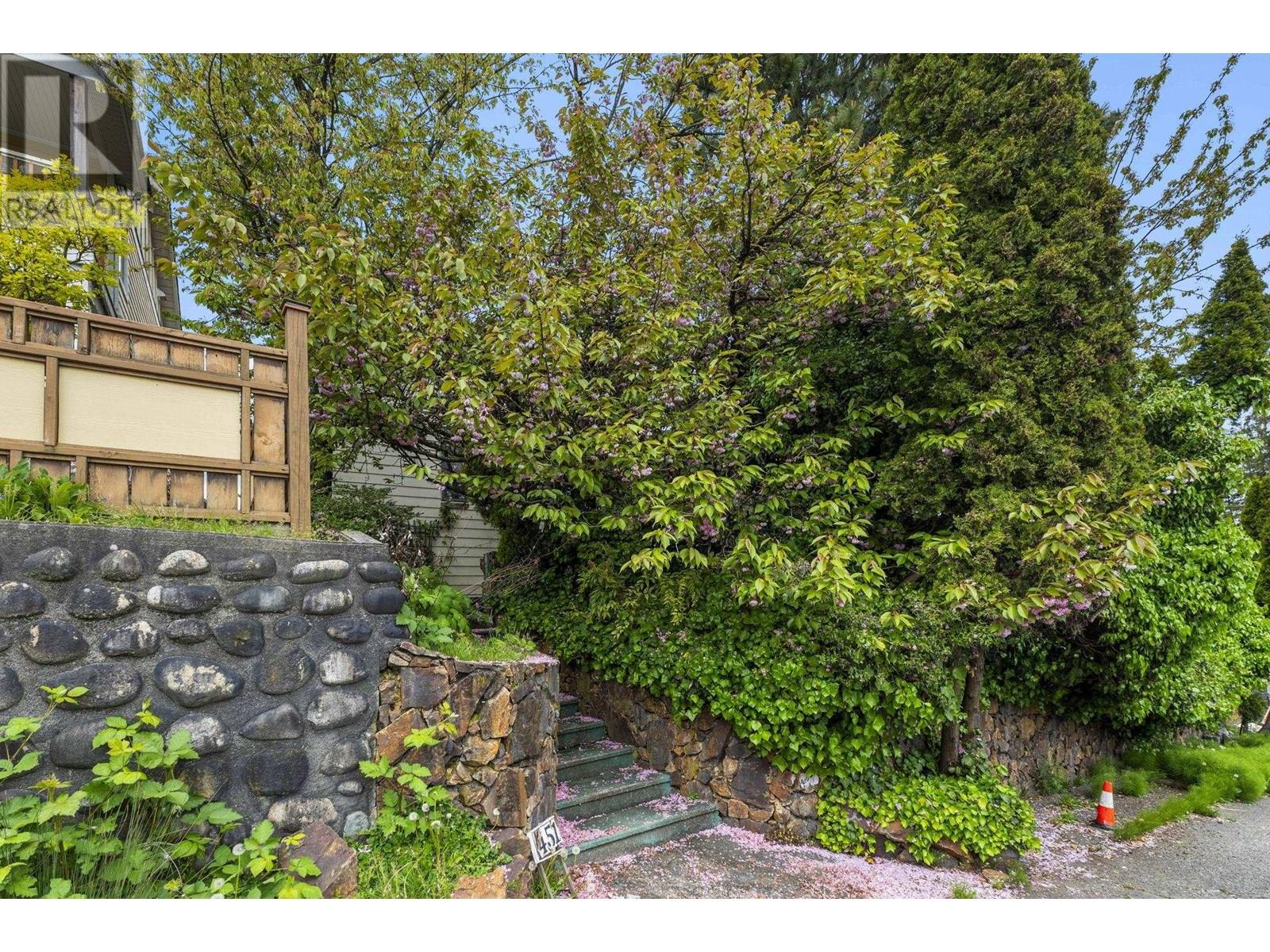 Photo 1 of 19 — 451 E EIGHTH AVENUE, New Westminster, BC V3L4K9